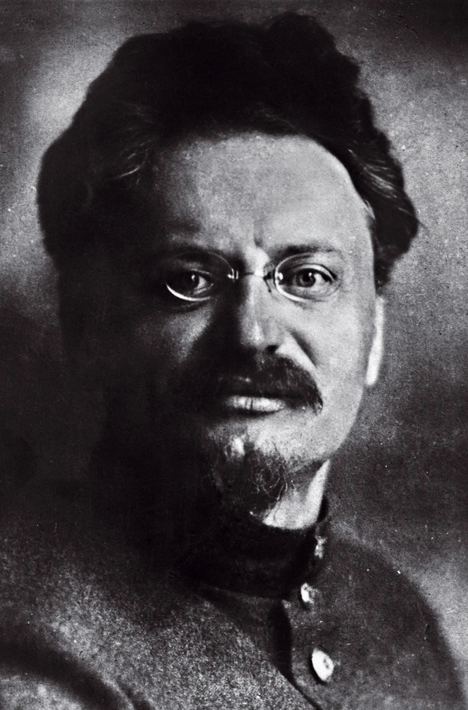 pan class="arranque">RETRATO Fotografia de Leon Trotsky publicada em 1924