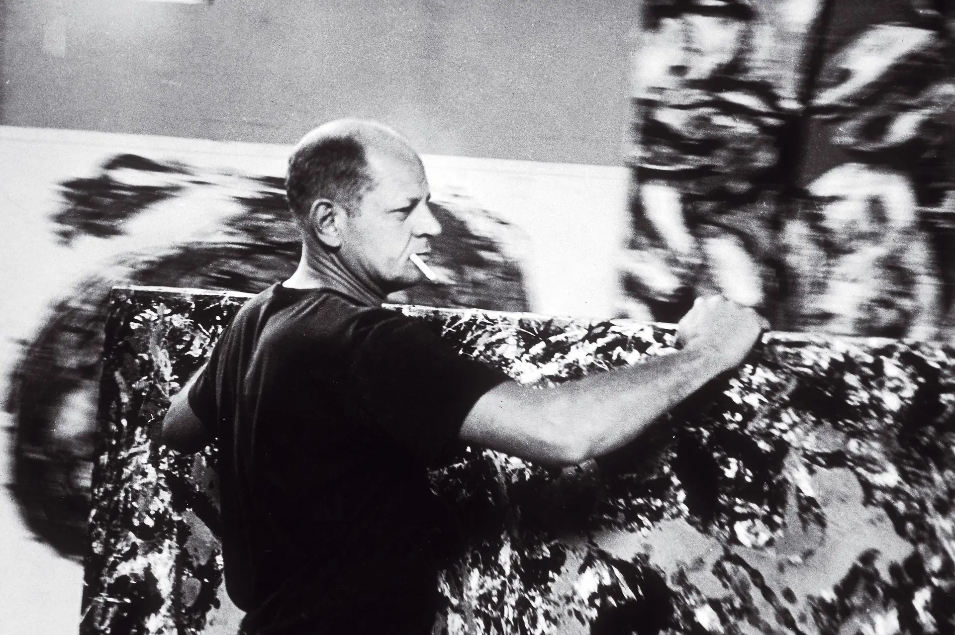 Jackson Pollock, cujas drip paintings revolucionaram a arte moderna, é visto por Menand como figura central na história da cultura americana do pós-guerra