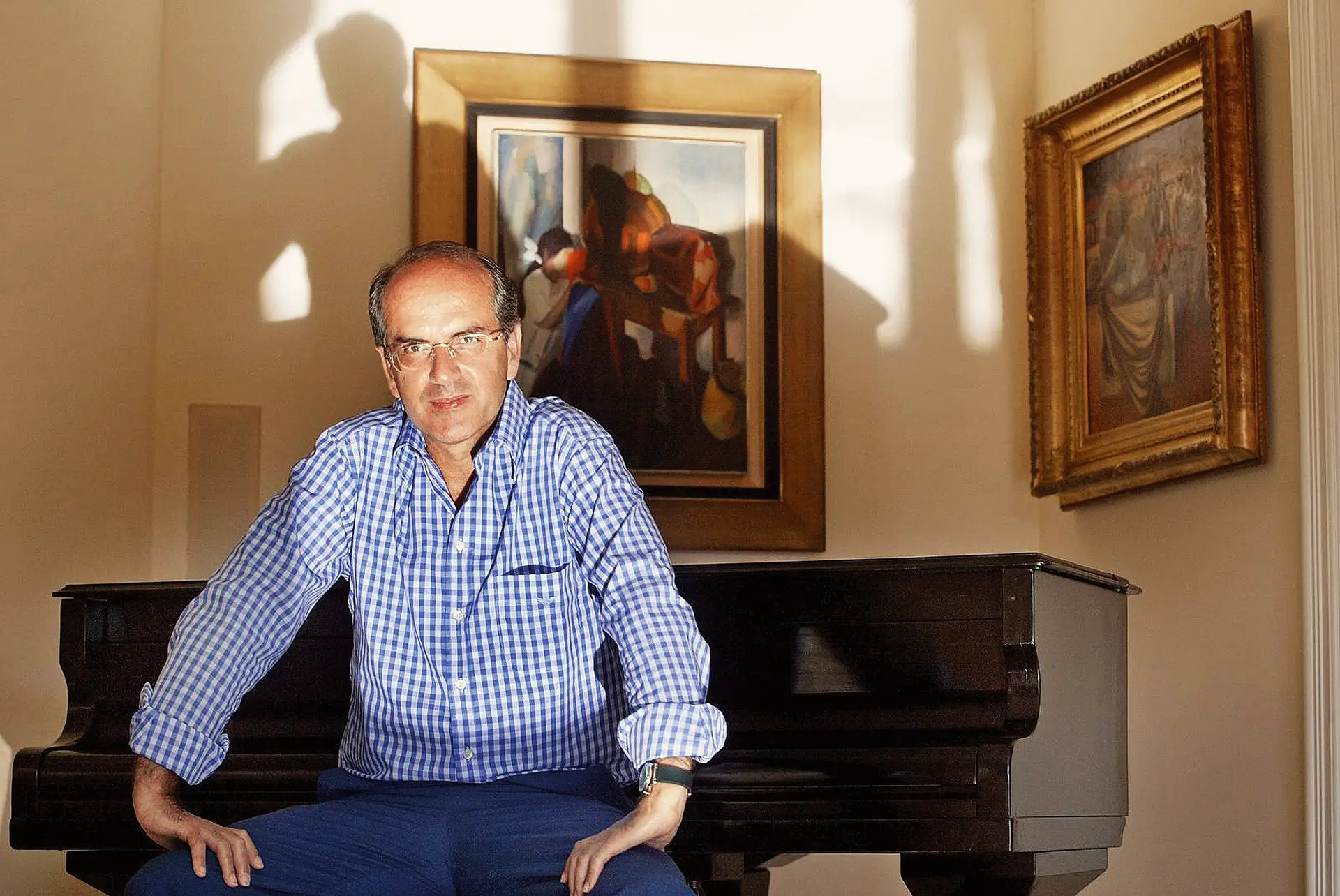 Rendeiro junto a obras de arte que tinha na casa da Quinta Patiño, ainda no tempo em que era um banqueiro de sucesso