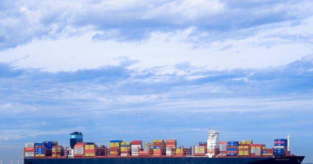 Maersk e Hapag-Lloyd abrem rota a ligar Mar Vermelho a Mediterrâneo pelo Suez