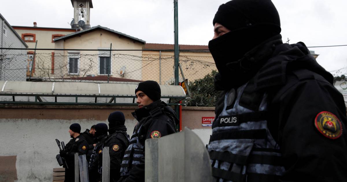 Ataque a Igreja Católica em Istambul por dois indivíduos mascarados provoca um morto