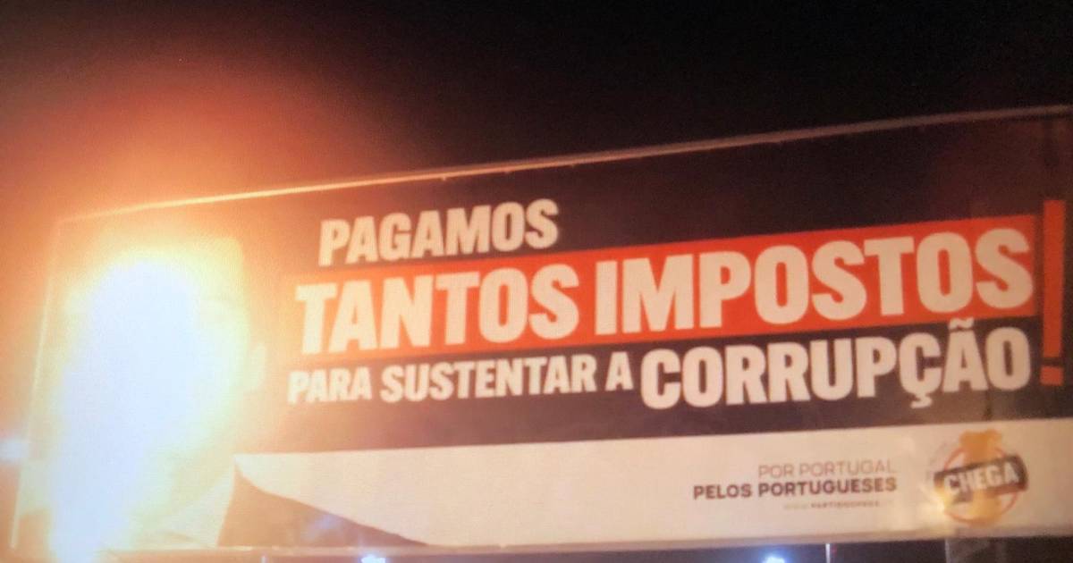 Cartaz do Chega incendiado na Alameda, em Lisboa: partido já apresentou queixa na PSP