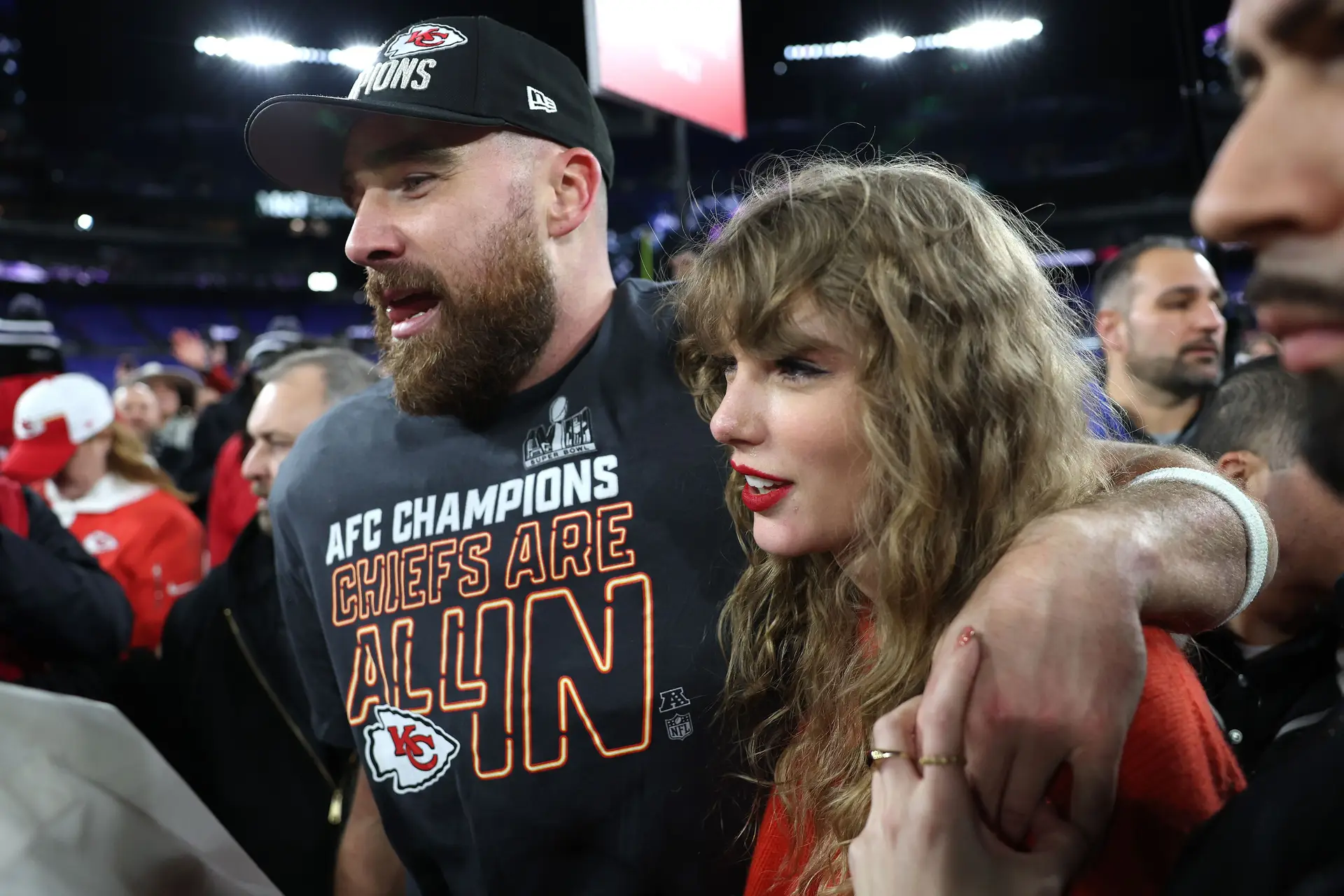 O beijo da vitória de Taylor Swift depois do jogo em que o namorado chegou à Super Bowl