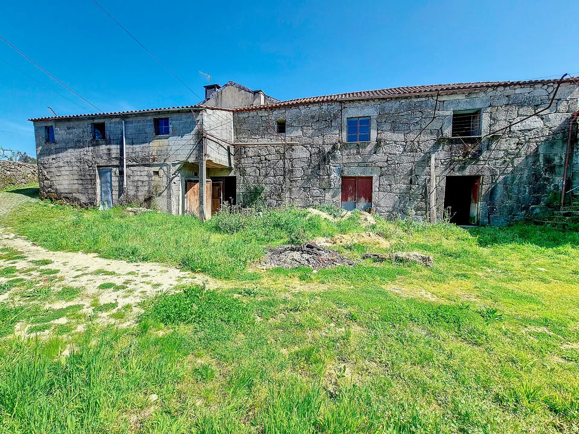 Pandemia e guerras ‘empurram’ estrangeiros para as zonas rurais, mas ainda são os portugueses quem ali compra mais casas