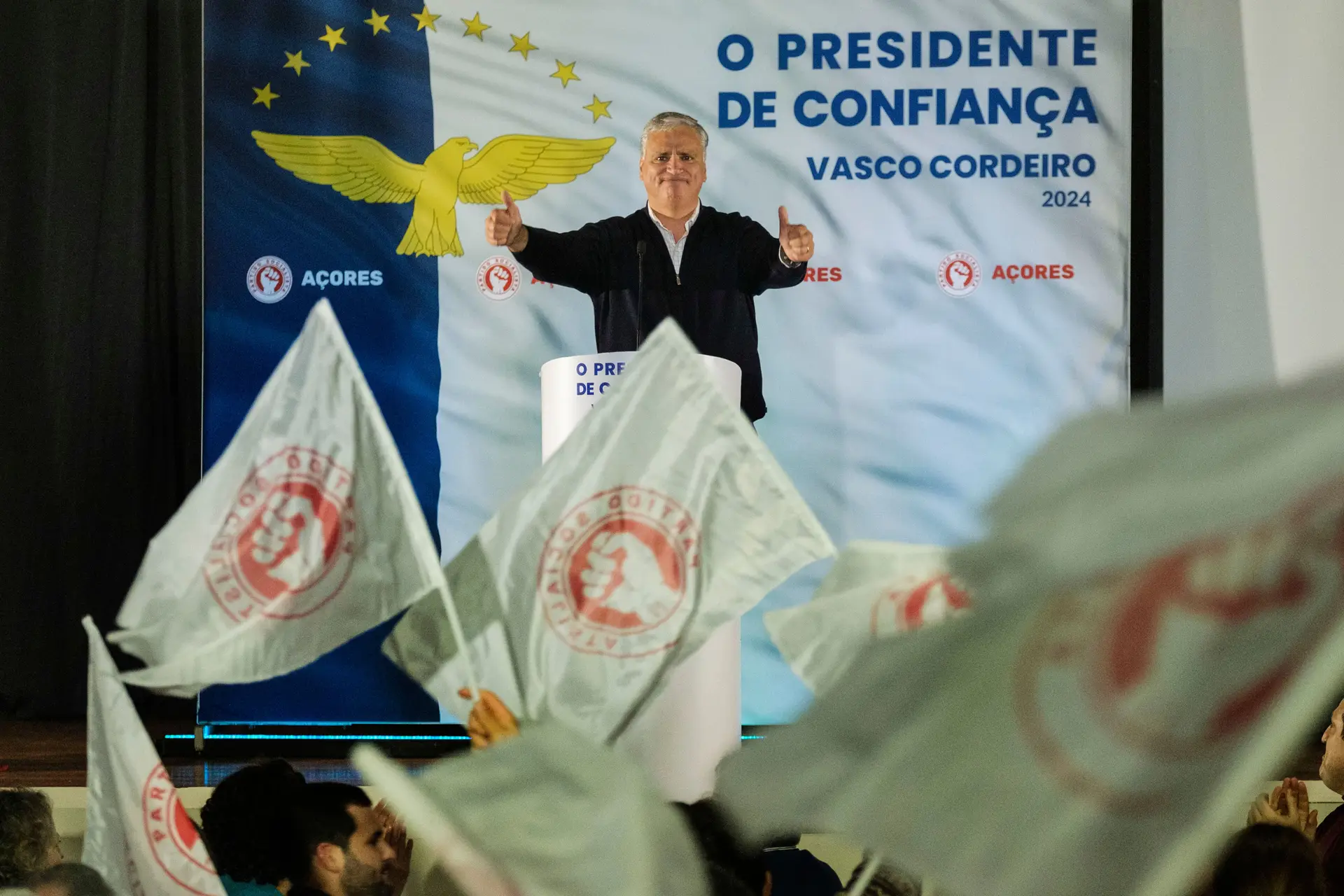 Com casa cheia na Terceira, Cordeiro exigiu “transparência” à coligação e apelou a “vitória de liberdade e da democracia”