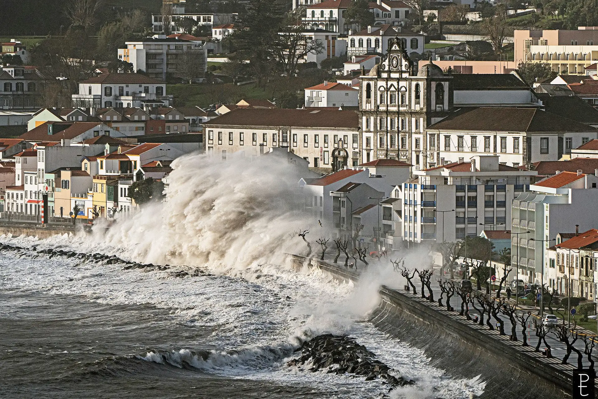 As ondas geradas pela depressão “Hipólito” fustigaram com violência a Avenida Marginal da cidade da Horta. A tempestade, em meados do mês, inundou casas, levou ao encerramento de escolas e fez transbordar ribeiras