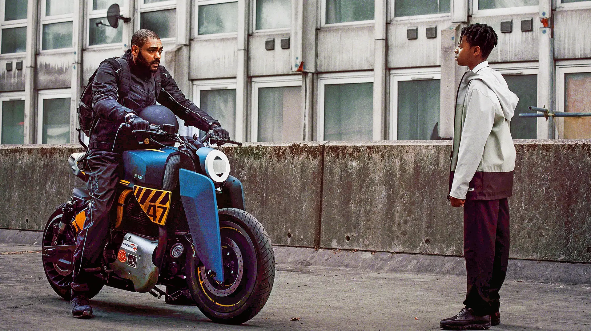 Izi (Kano) e Benji (Jedaiah Bannerman), à dir., manifestam uma química ternurenta