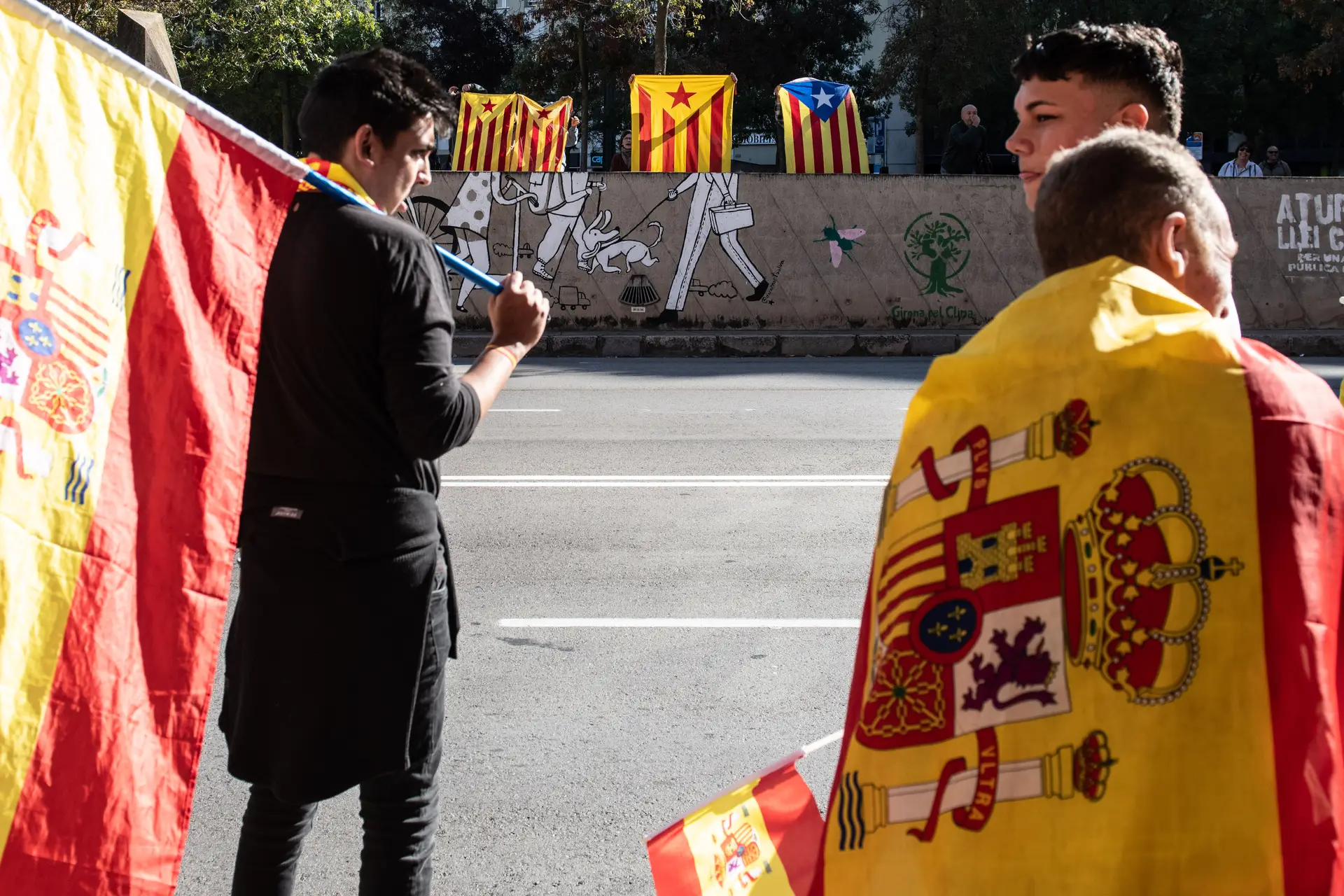 Frente a frente, os que temem pela unidade de Espanha e os partidários da independência da Catalunha 