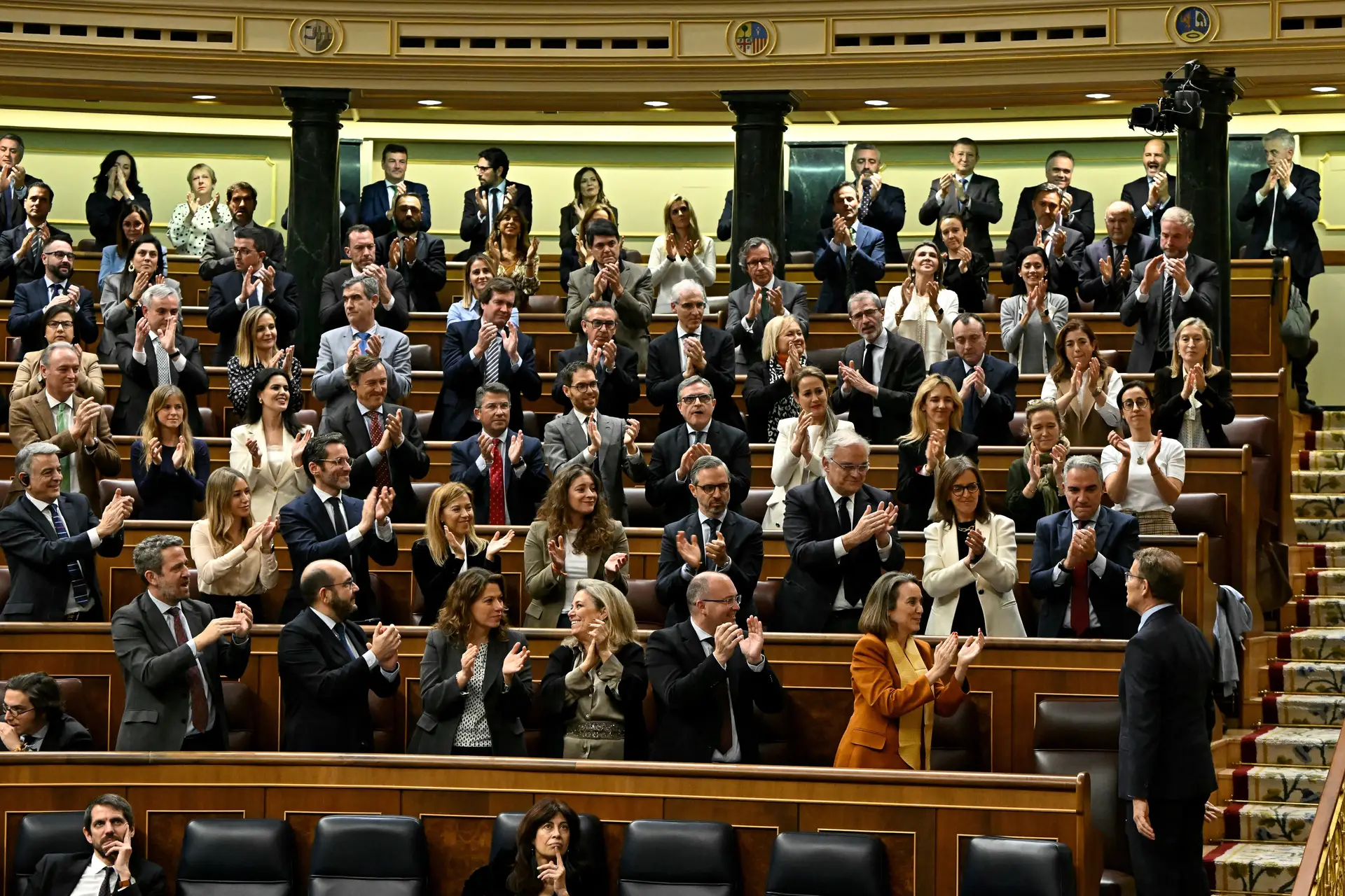 A bancada do Partido Popular (PP) aplaude o seu presidente, Alberto Núñez Feijóo, durante o debate que ditou o chumbo da Lei de Amnistia proposta pela esquerda 