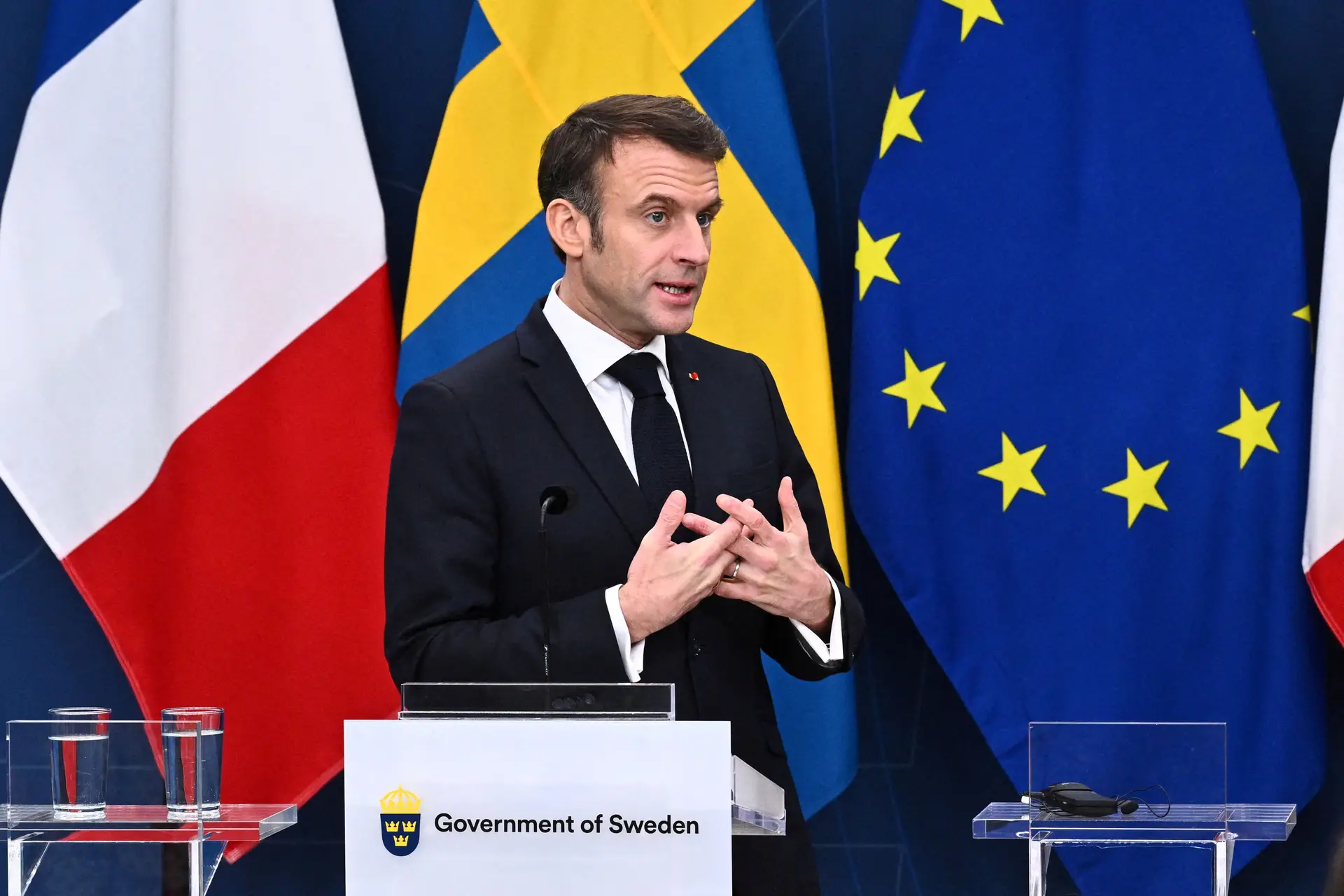 O Presidente francês, Emmanuel Macron, durante a conferência de imprensa com o Primeiro-Ministro sueco, Ulf Kristersson, em Estocolmo, na Suécia