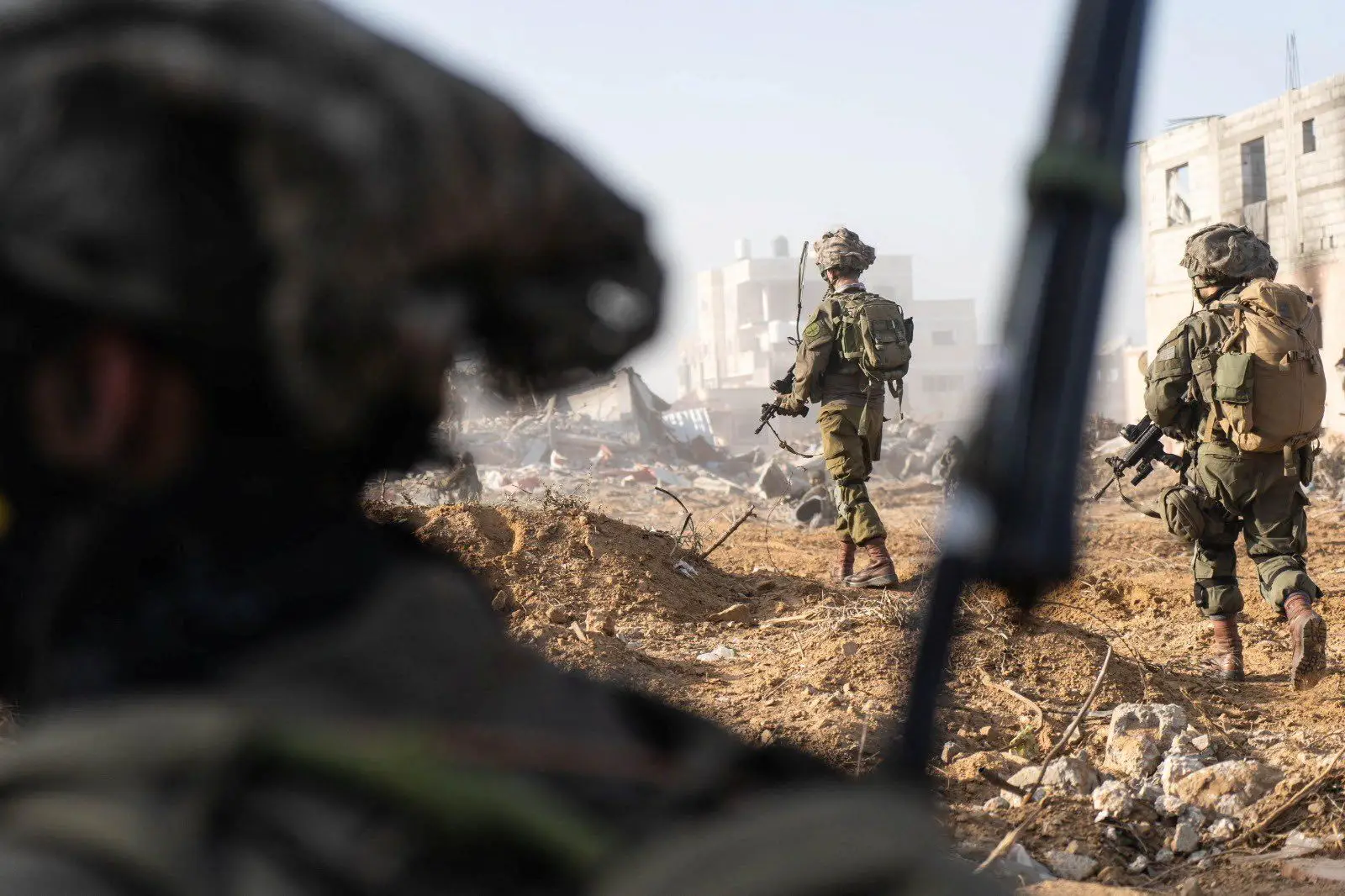 Hamas propõe acordo em três fases para acabar com a guerra em Gaza, insistindo na retirada das tropas israelitas