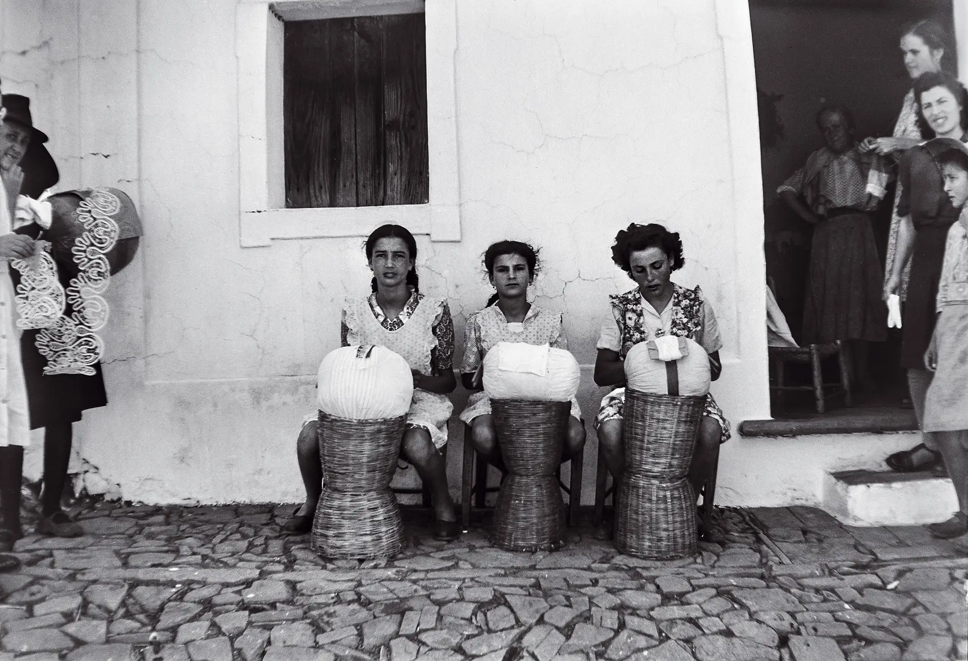 Retratos do trabalho feminino, predominantemente rural ou piscatório, quase sempre duríssimo