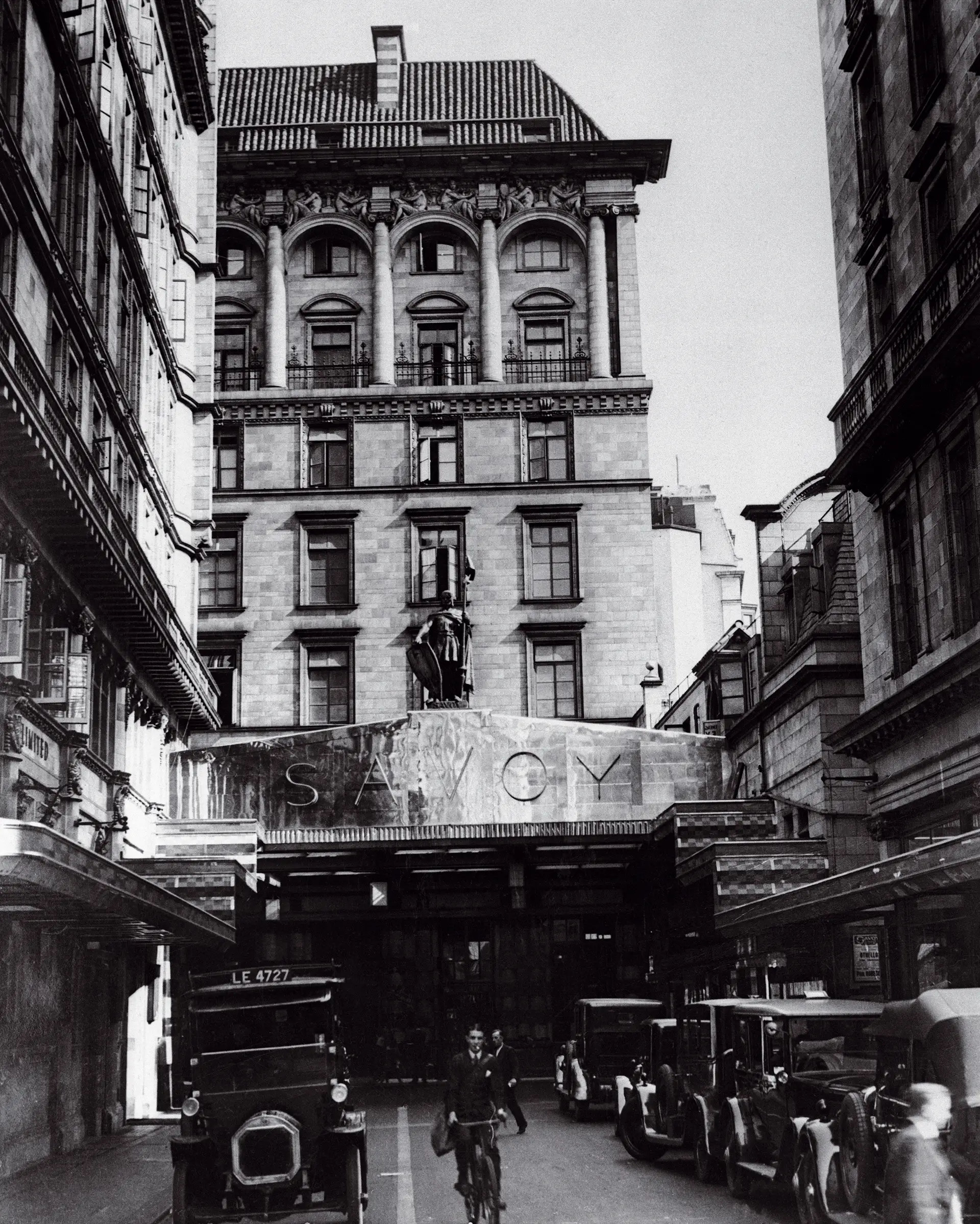 “O Hotel Savoy parece-me ser o mais europeu de todos os outros hotéis do Oriente. Tem sete andares, um brasão em ouro e um porteiro fardado a preceito”, escreve Joseph Roth