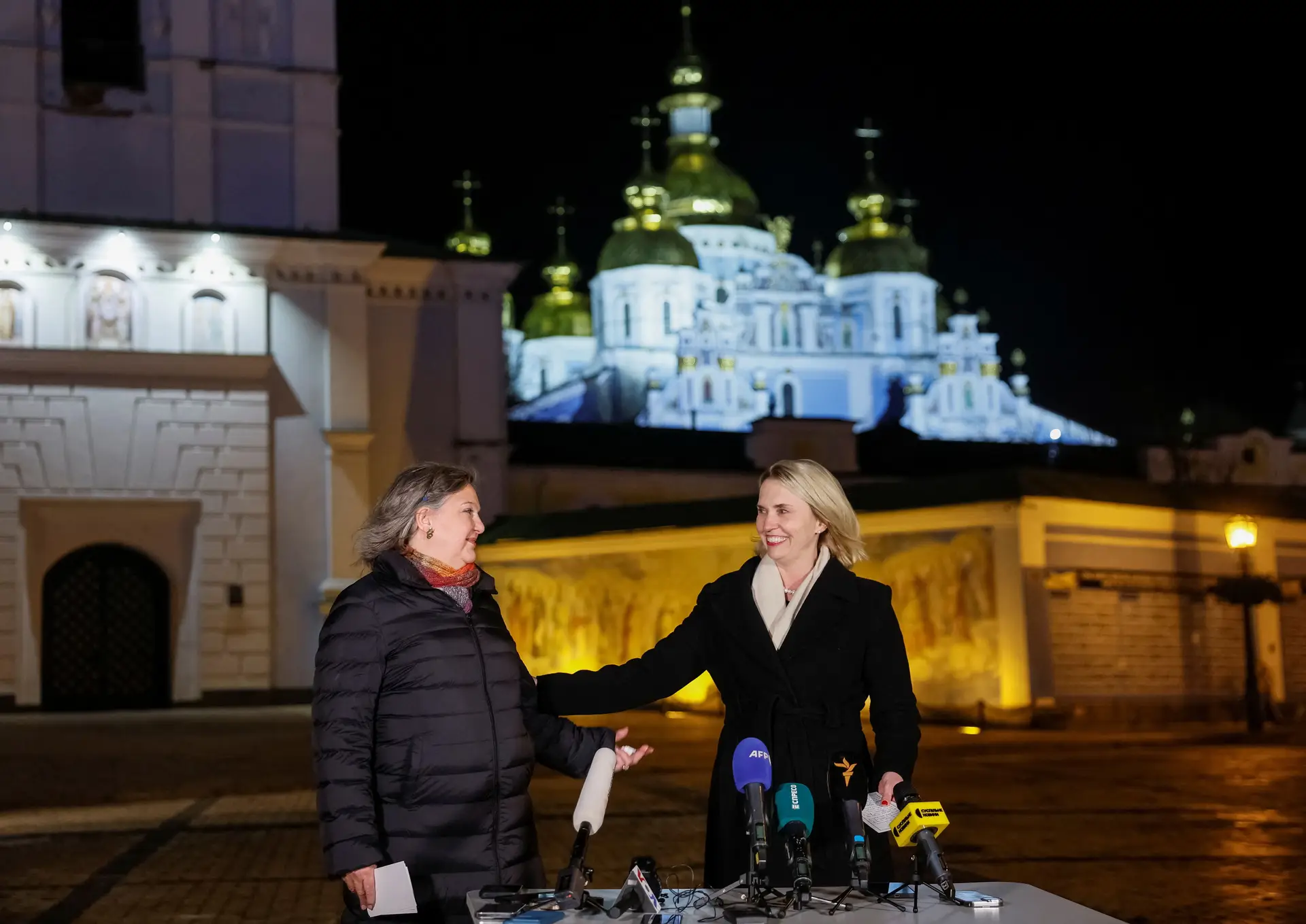A subsecretária de Estado dos EUA, Victoria Nuland, e a embaixadora dos EUA na Ucrânia, Bridget Brink, numa conferência de imprensa, em Kiev, na Ucrânia