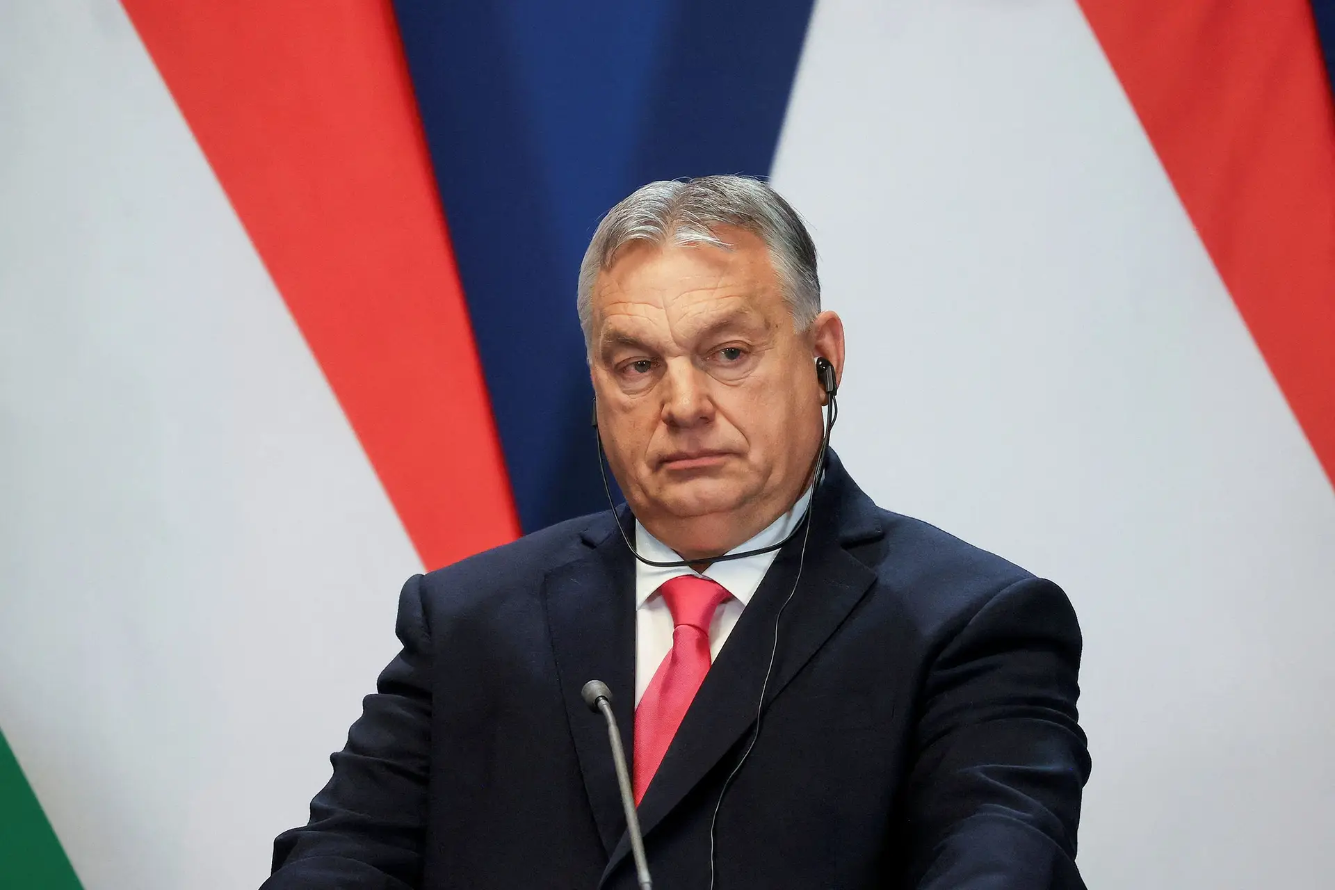 Viktor Orbán usa universidades, agências noticiosas e centros de estudo na Europa para disseminar propaganda anti-LGBTQ+ e anti-imigração