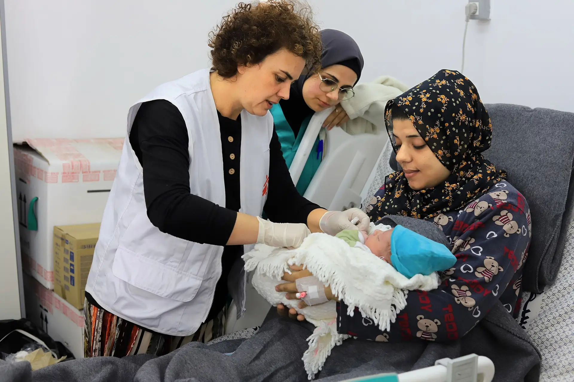 Enfermeira portuguesa que esteve em Gaza: “Vêm parir sem roupa para os bebés. Fugiram sem nada”