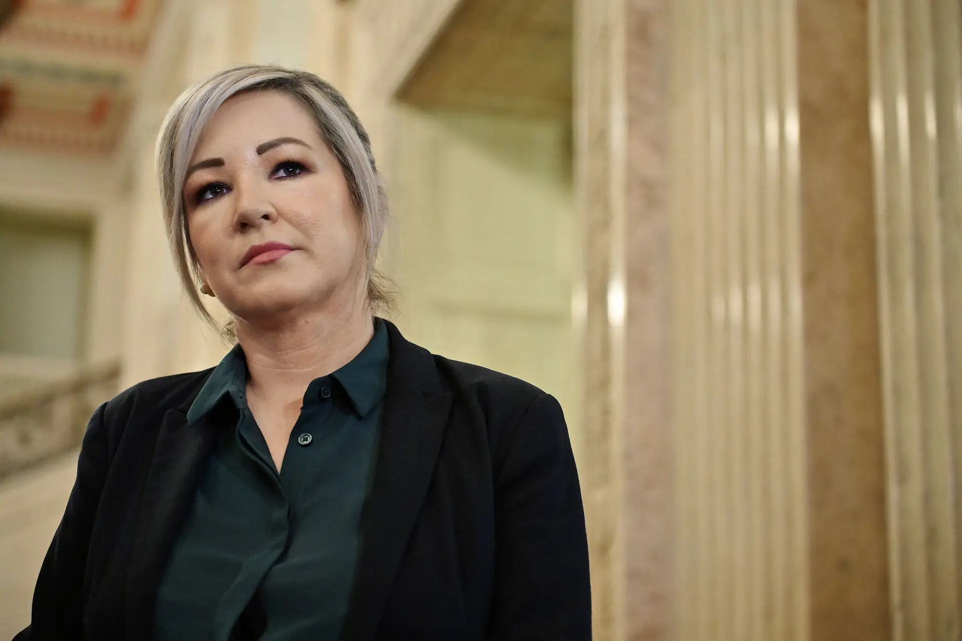 Quem é Michelle O’Neill, a primeira mulher e a primeira republicana a chefiar o Governo da Irlanda do Norte