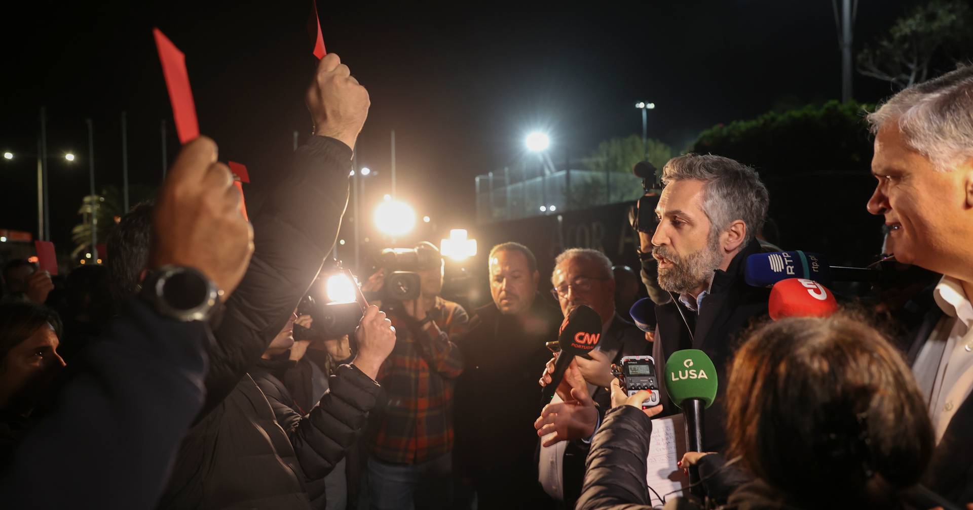 Pedro Nuno Santos reçu aux Açores avec protestation des forces de sécurité qui ont montré un carton rouge et chanté l’hymne national