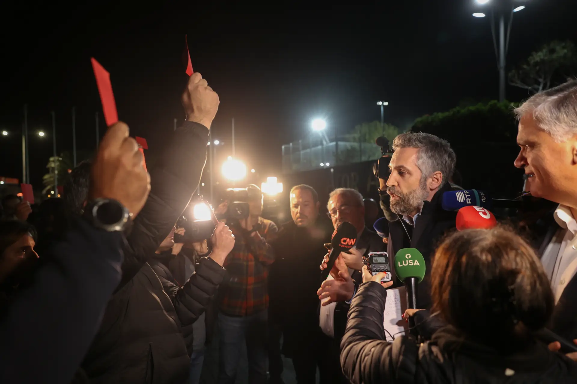 Pedro Nuno Santos recebido nos Açores com protesto de forças de segurança que exibiram cartão vermelho e cantaram hino