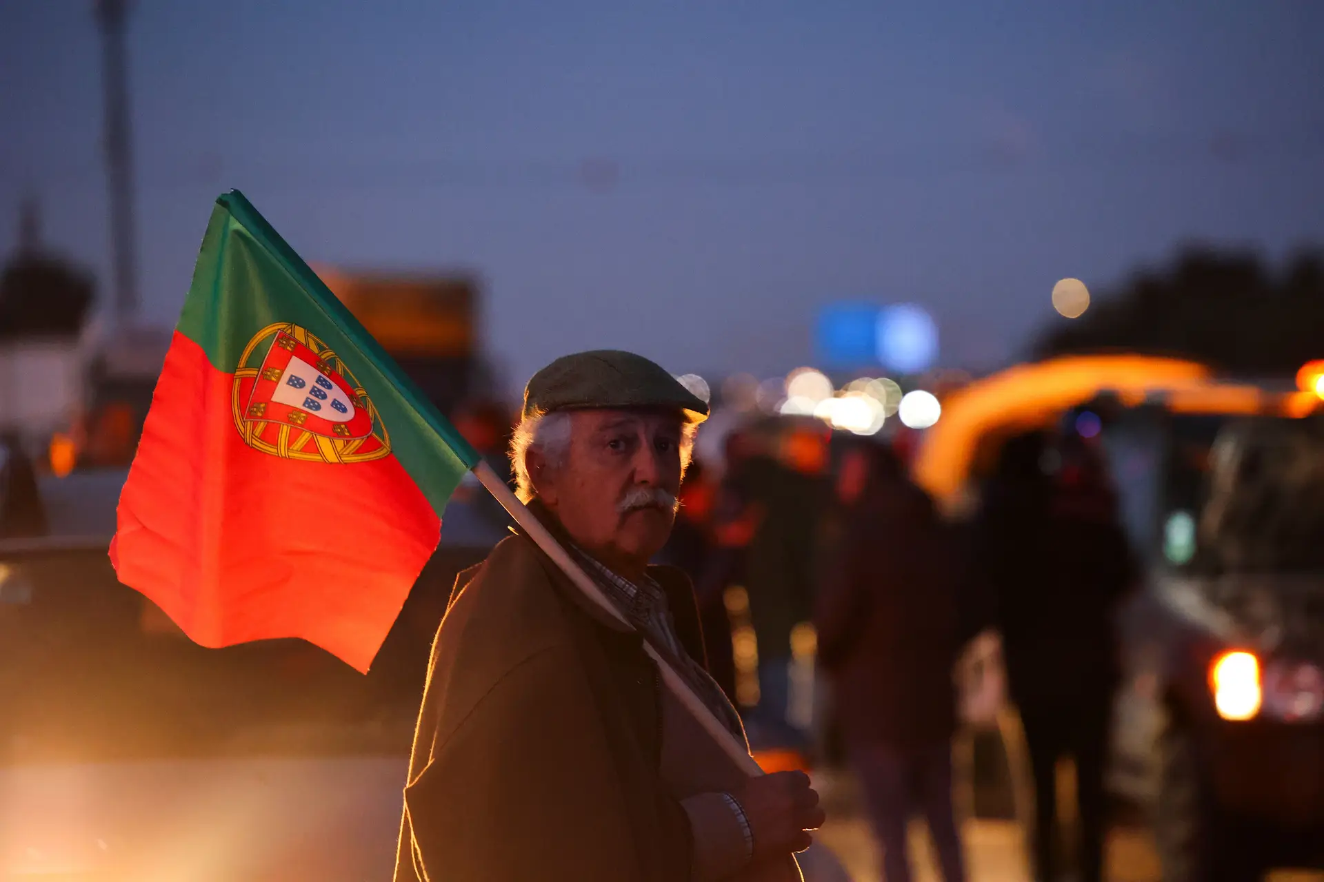 Protesto dos agricultores: “Se permitirem que se acabe connosco, vão comer insetos” (a manhã que trouxe os tratores para a estrada)