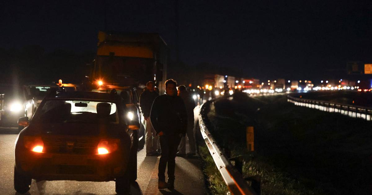 Protesto dos agricultores: grupo de manifestantes bloqueia trânsito na autoestrada A6, em Elvas