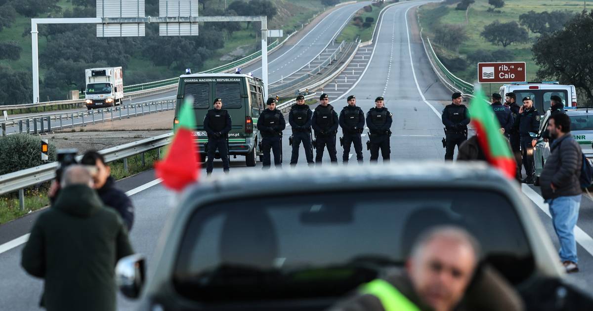 Protesto dos agricultores na fronteira em Elvas ameaçam avançar para Lisboa, há várias estradas bloqueadas em todo o país (com vídeos)