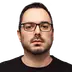 “O meu pai viu-me a pôr os óculos a fazer marca de baliza num jogo de futebol e disse-me para os apanhar. Saltei para cima deles e parti-os”