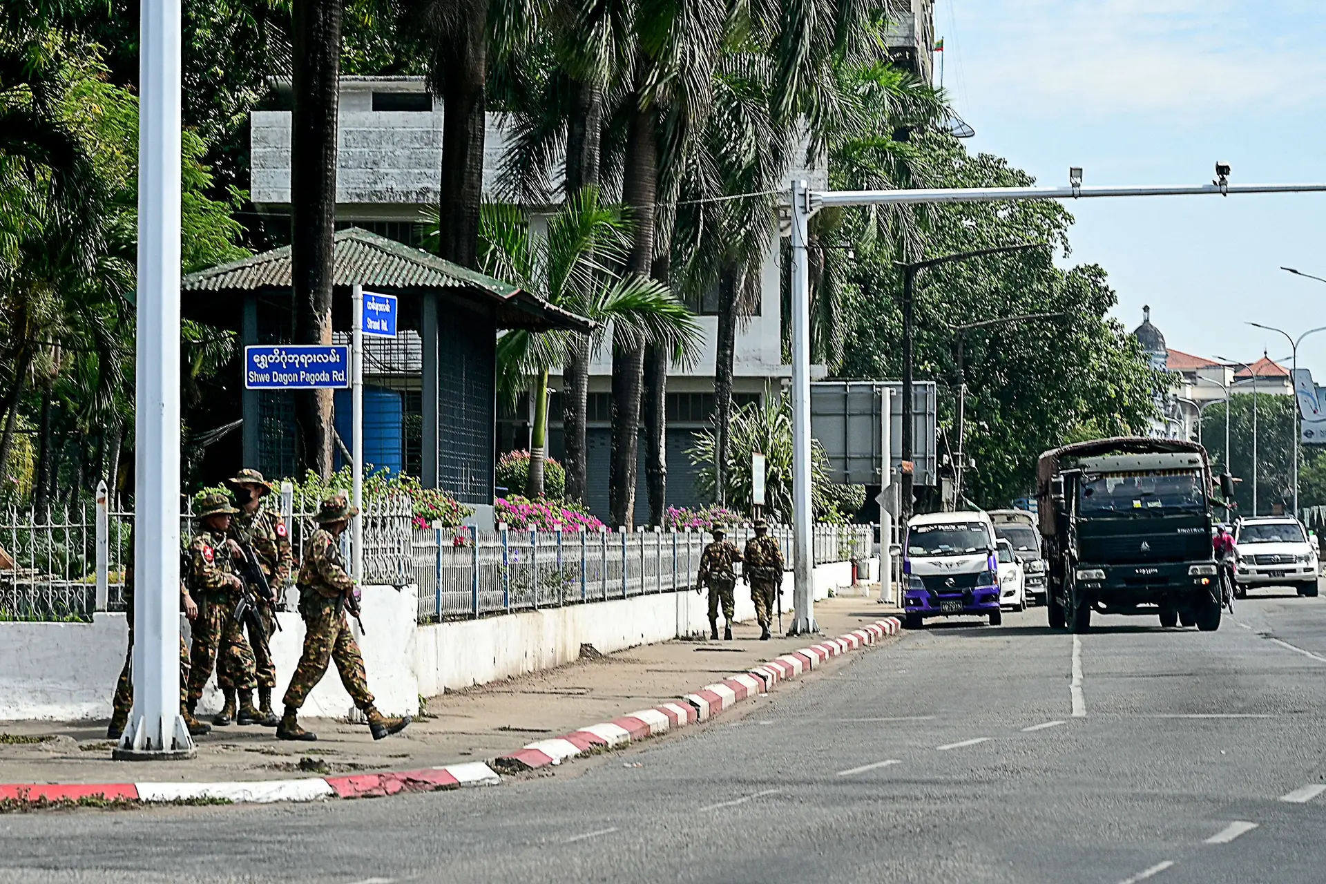 Membros da força de segurança militar de Myanmar patrulham uma rua de Rangum, a 1 de fevereiro de 2024, durante uma “greve silenciosa” de protesto e para assinalar o terceiro aniversário do golpe militar