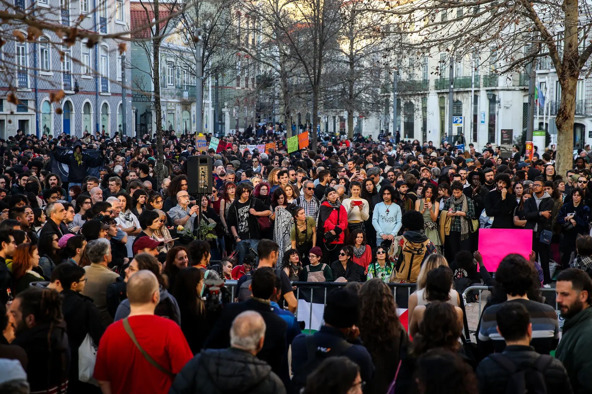 Em dia de marcha da extrema-direita, lojas e restaurantes fecharam as portas no Martim Moniz e o Intendente encheu-se de gente