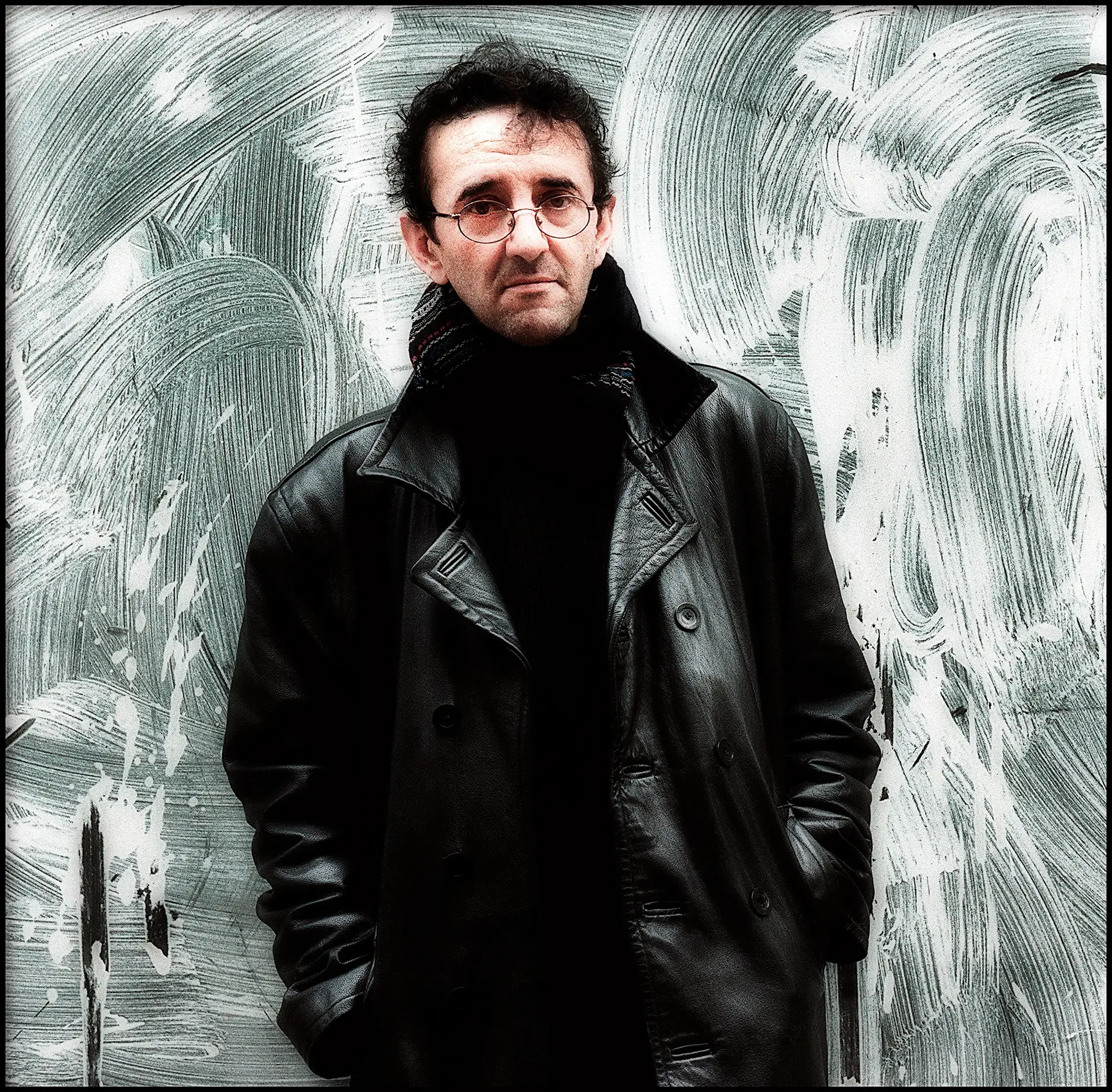Ao volume “A Universidade Desconhecida”, em que Roberto Bolaño (1953-2003) fixou o que entendeu ser a sua obra poética, esta edição acrescenta um conjunto vasto de dispersos (mais de cem páginas)