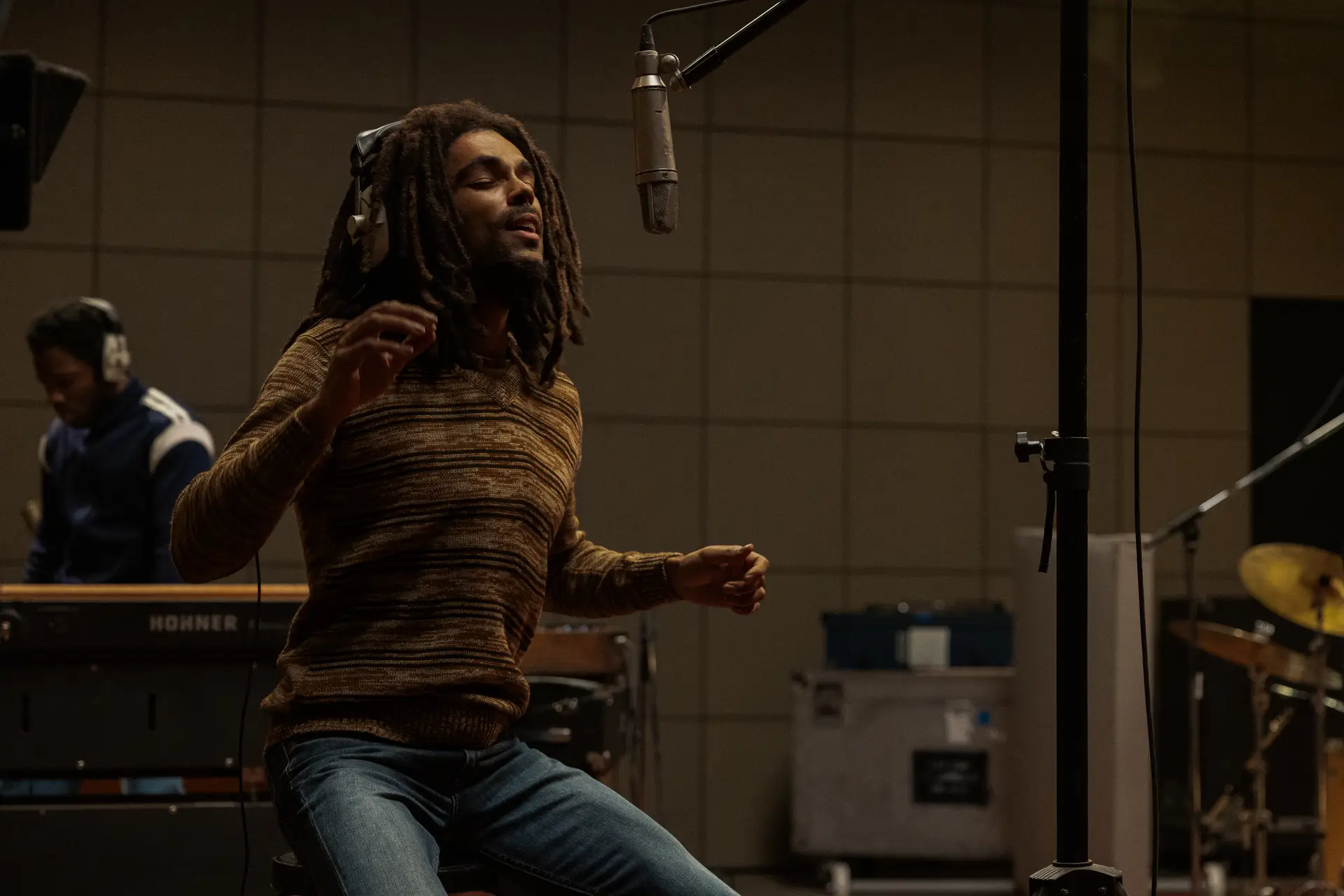 O ator britânico Kingsley Ben-Adir encarna Bob Marley no filme "Bob Marley: One Love"