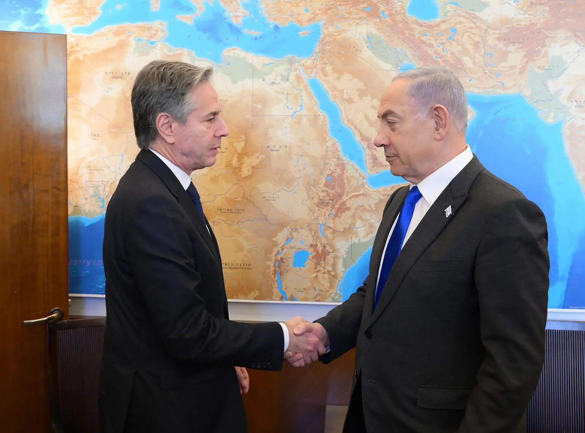 Antony Blinken, secretário de Estado dos EUA, com o primeiro-ministro israelita, Benjamin Netanyahu, em Jerusalém a 7 de fevereiro