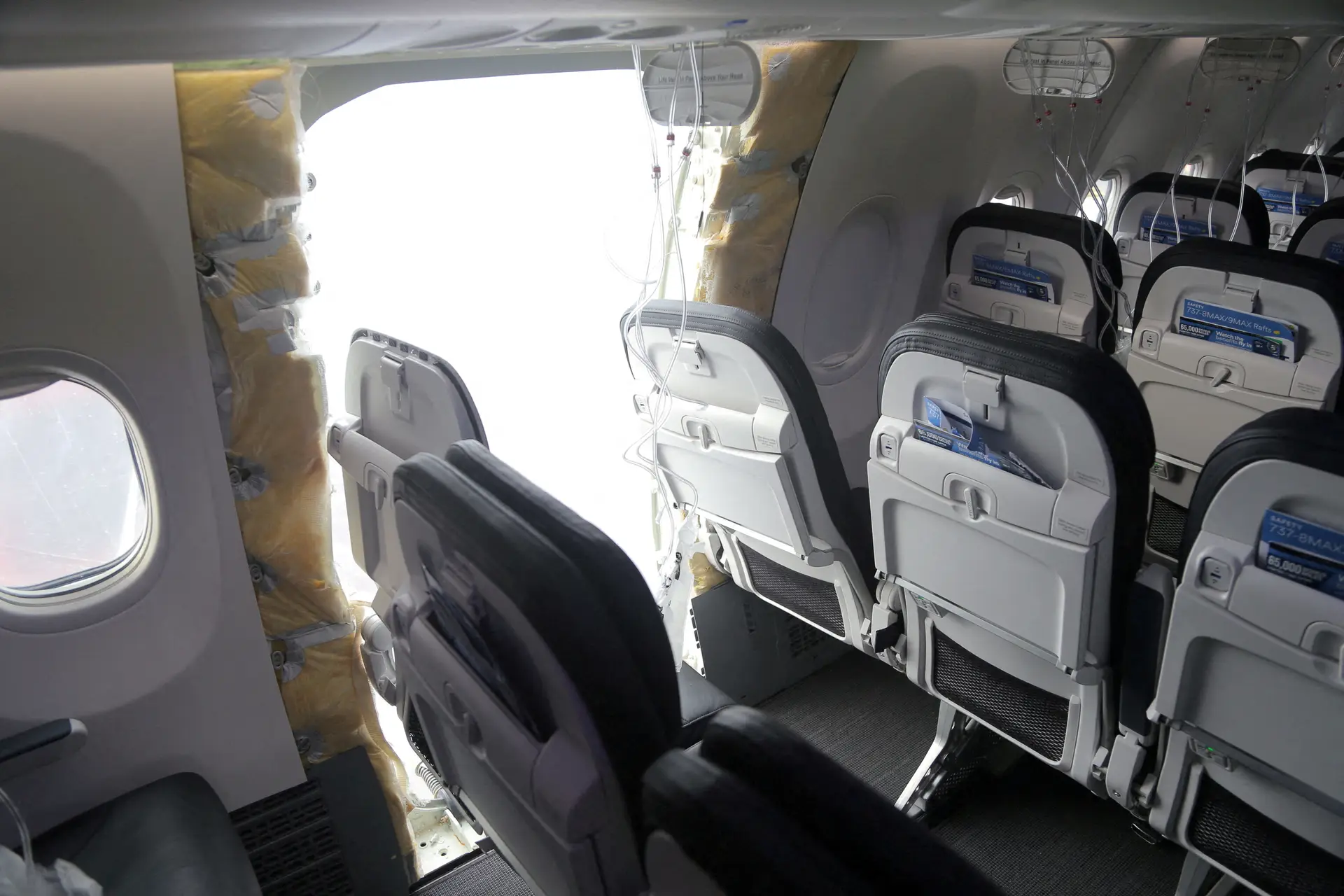 O Boeing 737-9 MAX da Alaska Airlines, que perdeu parte da fuselagem durante o voo