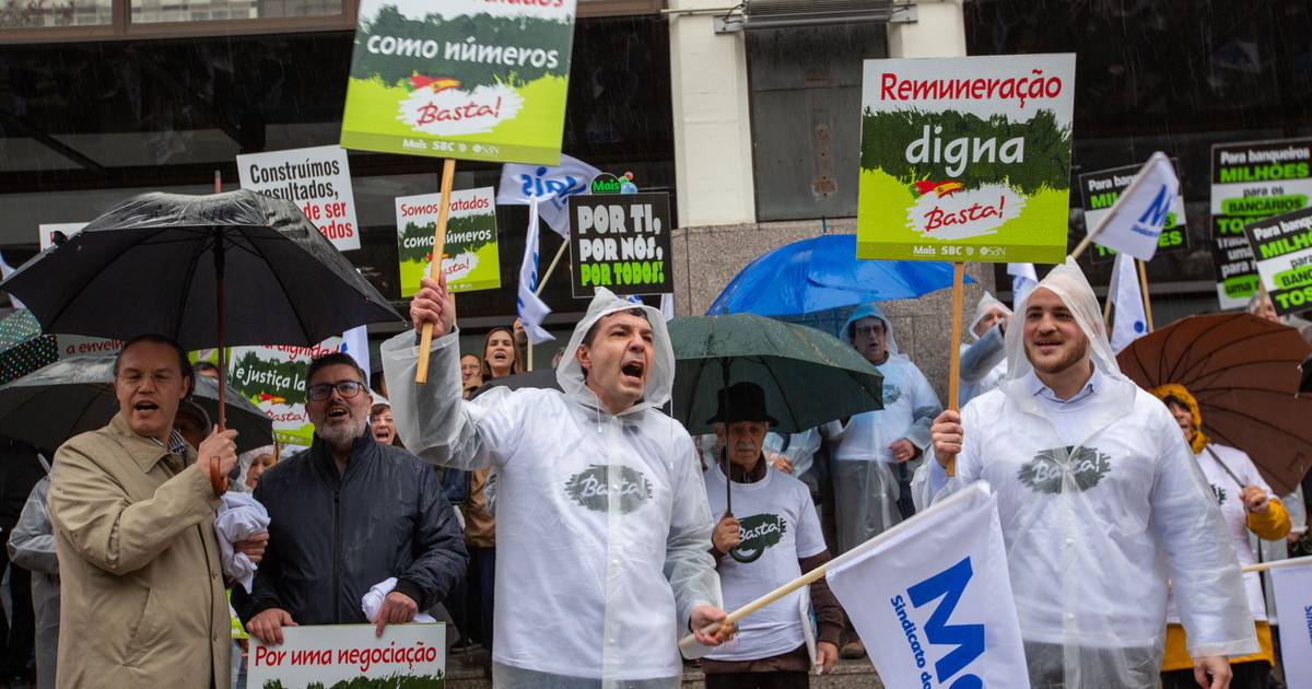 Sindicatos afetos à UGT acusam banca de oferecer "migalhas" ao propor 1,8% de aumento salarial