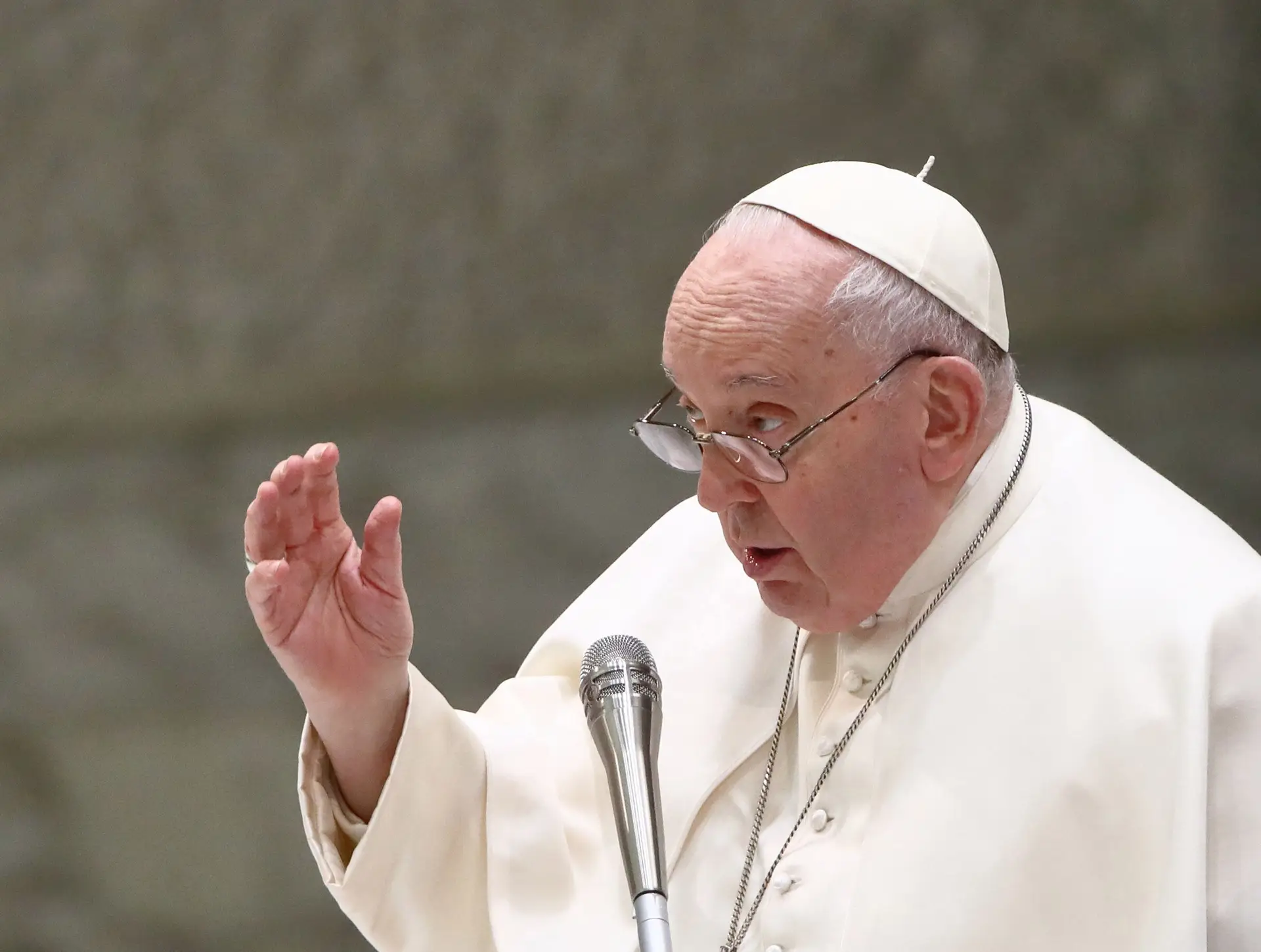 Papa afinal não preside à Via-Sacra para "preservar a sua saúde"