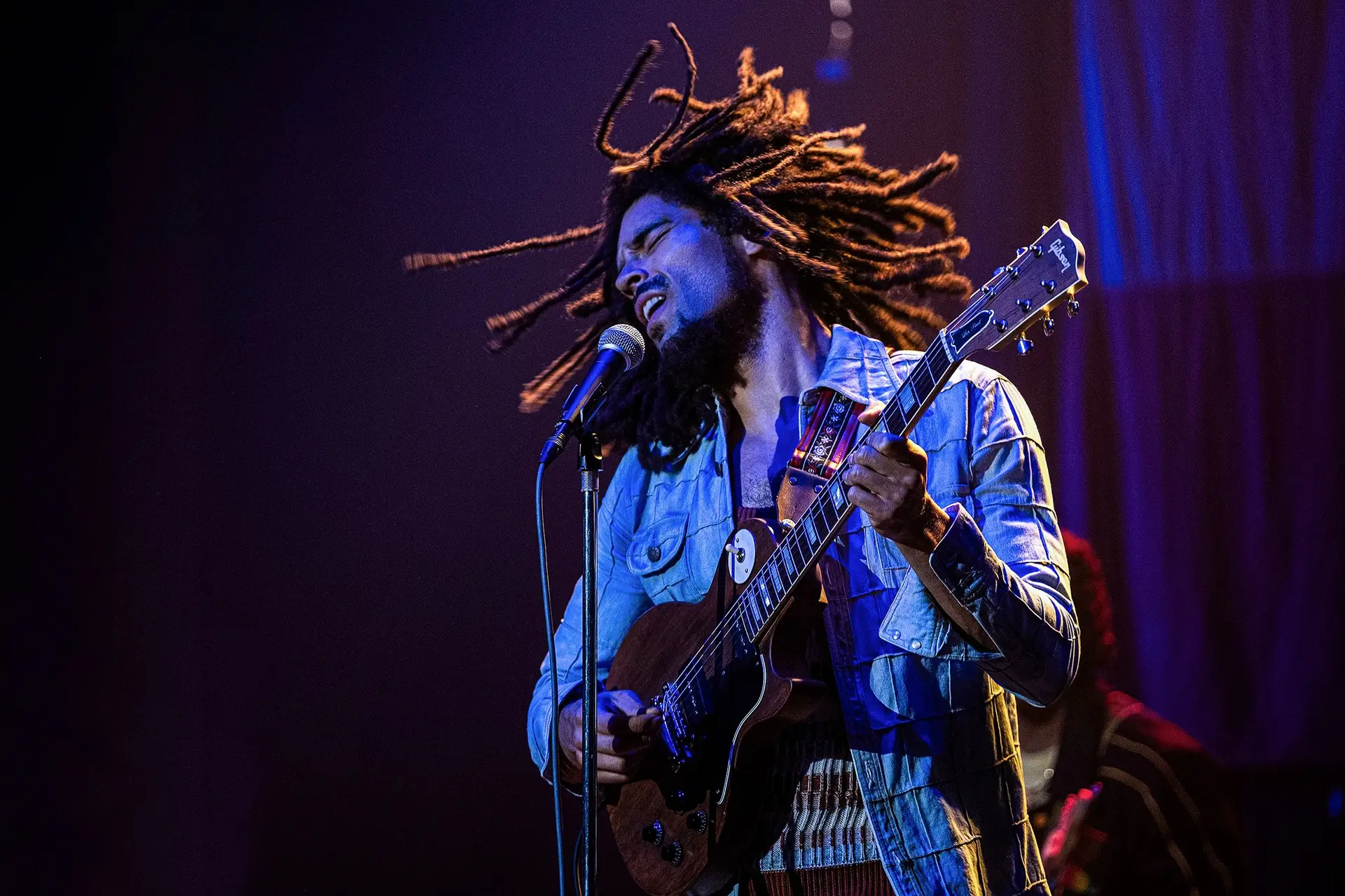 O ator britânico Kingsley Ben-Adir encarna Bob Marley (1945-1981), lenda da música reggae, no grande ecrã