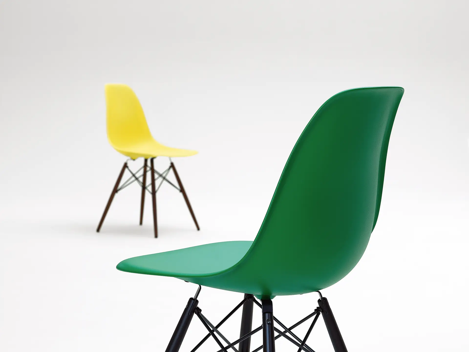 MUDANÇA. As Eames Plastic Chairs, gizadas pela dupla Charles e Ray Eames (1950), as primeiras cadeiras de plástico produzidas com base em métodos industriais, foram oficialmente relançadas esta semana sob o nome Eames Plastic Chairs RE, e agora com todos os assentos substituídos por plástico reciclado