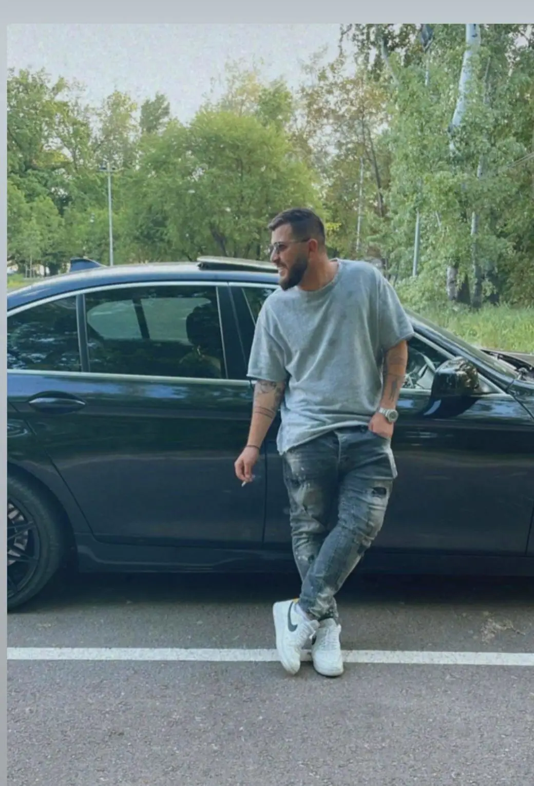 Karoh, um refugiado curdo, fotografado junto ao seu carro, que adquiriu com o dinheiro do seu trabalho na Sérvia, onde gere um bar e ainda faz traduções para o ministério das migrações