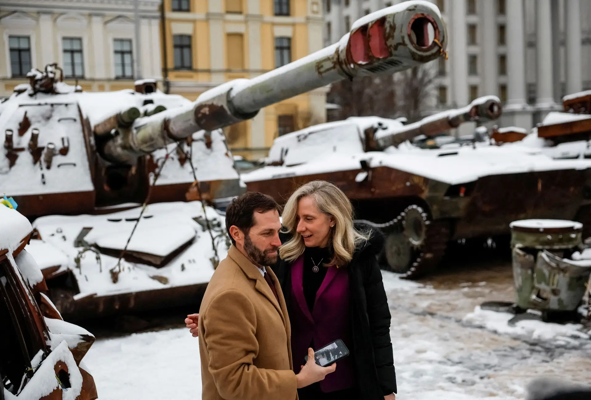Congressistas democratas Jason Crow e Abigail Spanberger em Kiev, posando junto de veículos militares russos destruídos