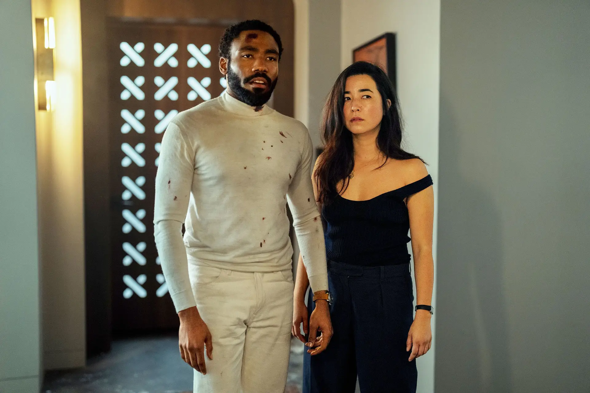 Daniel Glover e Maya Erskine são os protagonistas da nova versão de “Mr. & Mrs. Smith”, agora na televisão