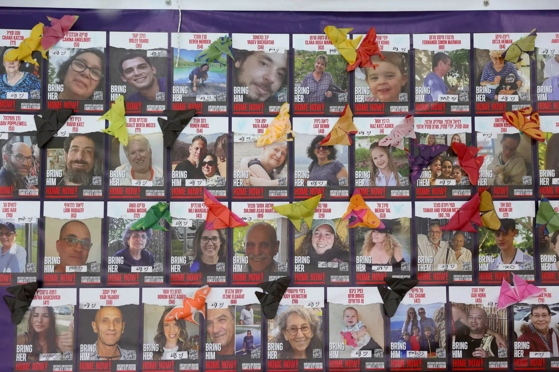 Imagens de reféns israelitas detidos pelo Hamas em Gaza, expostas em Telavive, Israel, a 4 de fevereiro de 2024. Um ano e meio depois ainda há reféns por entregar