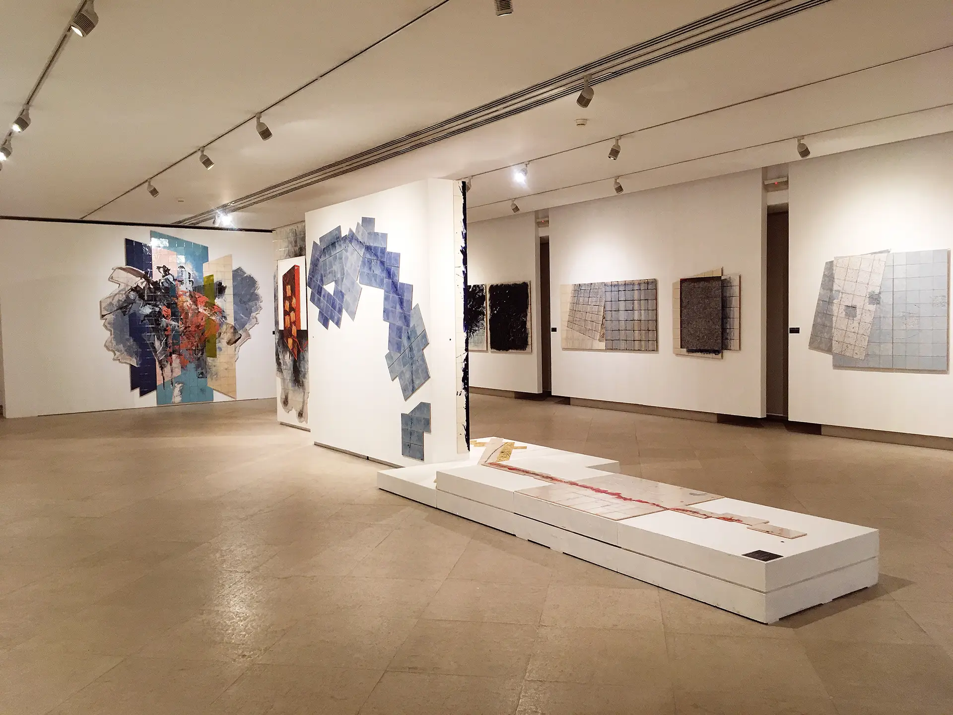 A exposição “Sobre a Linha do Horizonte”, tendo ao centro o “Estaleiro do Tempo”