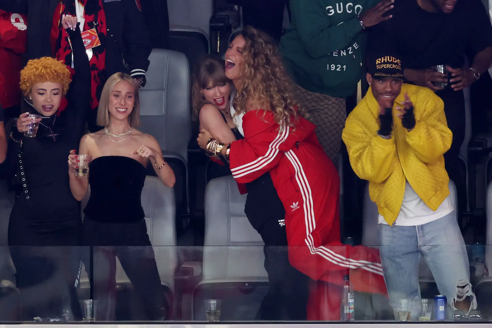 Super Bowl: Taylor Swift viu o jogo com Lana Del Rey, Blake Lively e Ice Spice
