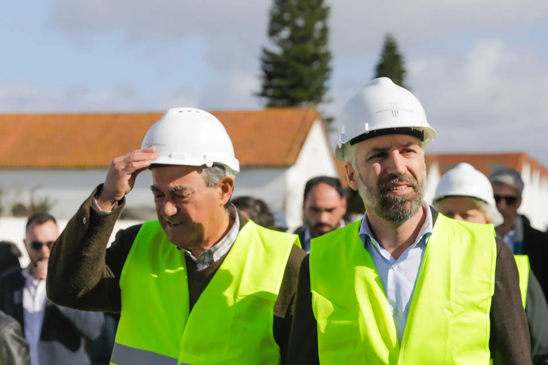 Pedro Nuno Santos com Jorge Faria, presidente da Câmara do Entroncamento, durante visita ao Bairro da Vila Verde , que está a ser remodelado para habitação para rendas acessíveis no âmbito do PRR, Entroncamento