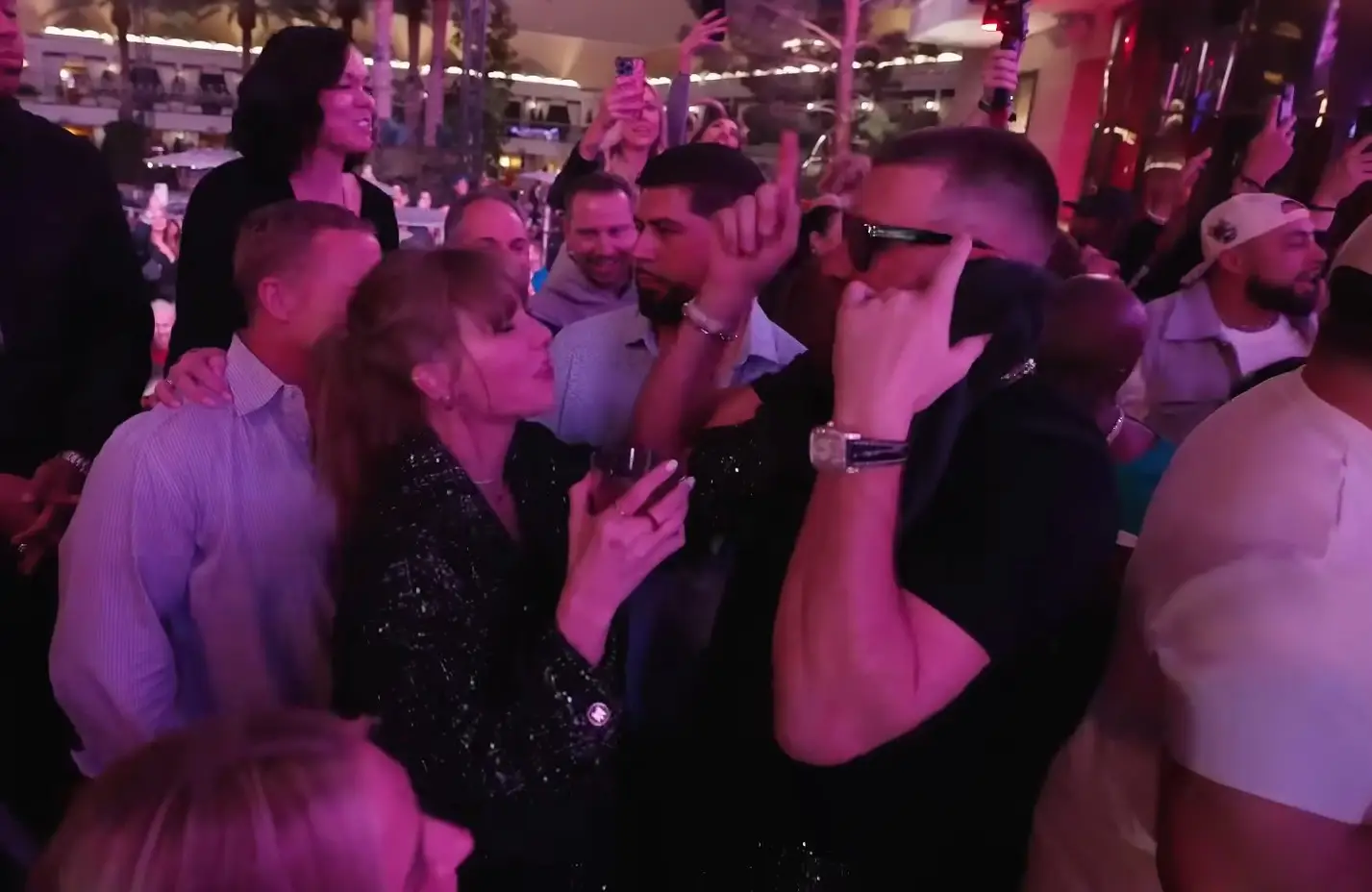 Depois do beijo na Super Bowl, Taylor Swift e Travis Kelce foram festejar para a discoteca. Quem foi também? Os pais dela - Expresso