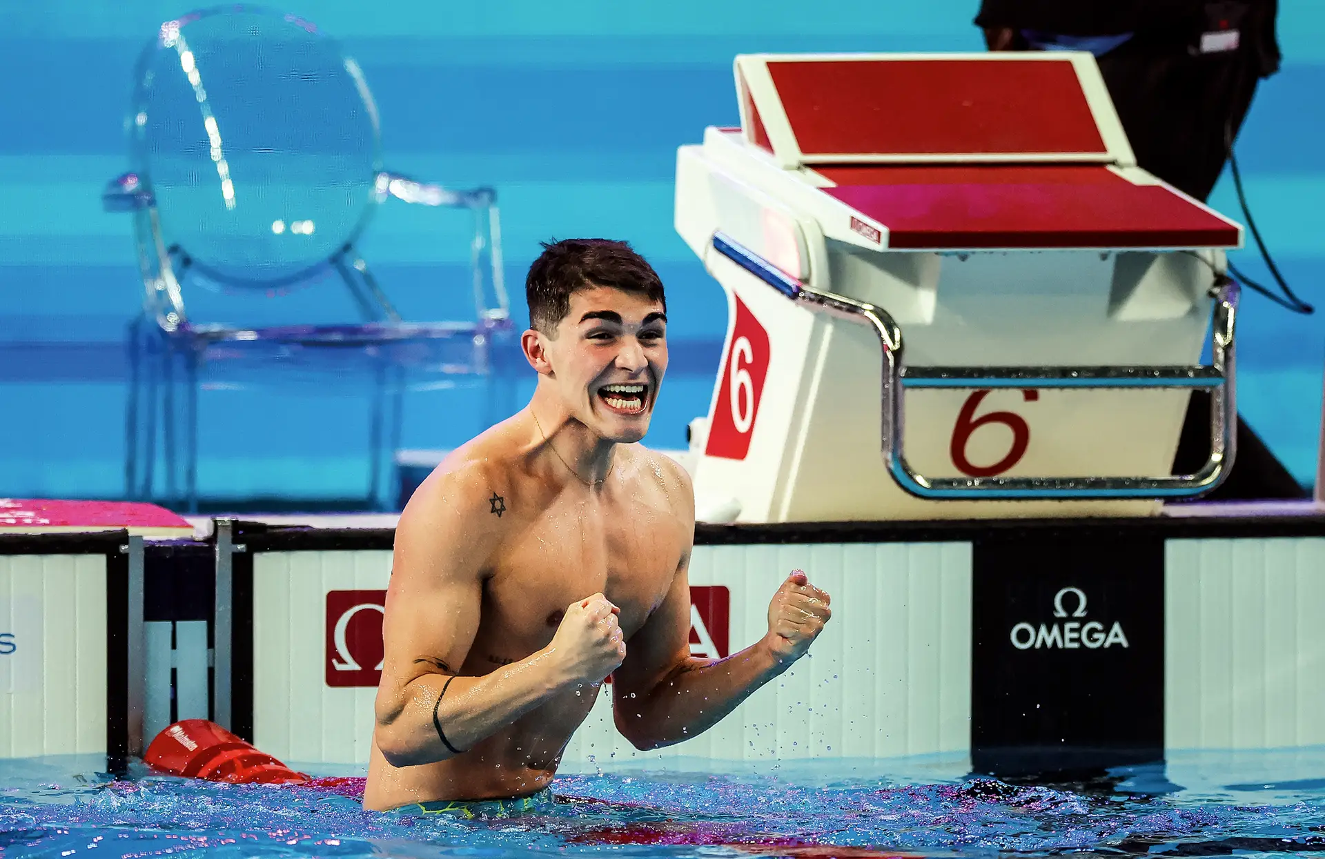 Diogo Ribeiro a festejar a primeira medalha de ouro de Portugal na natação