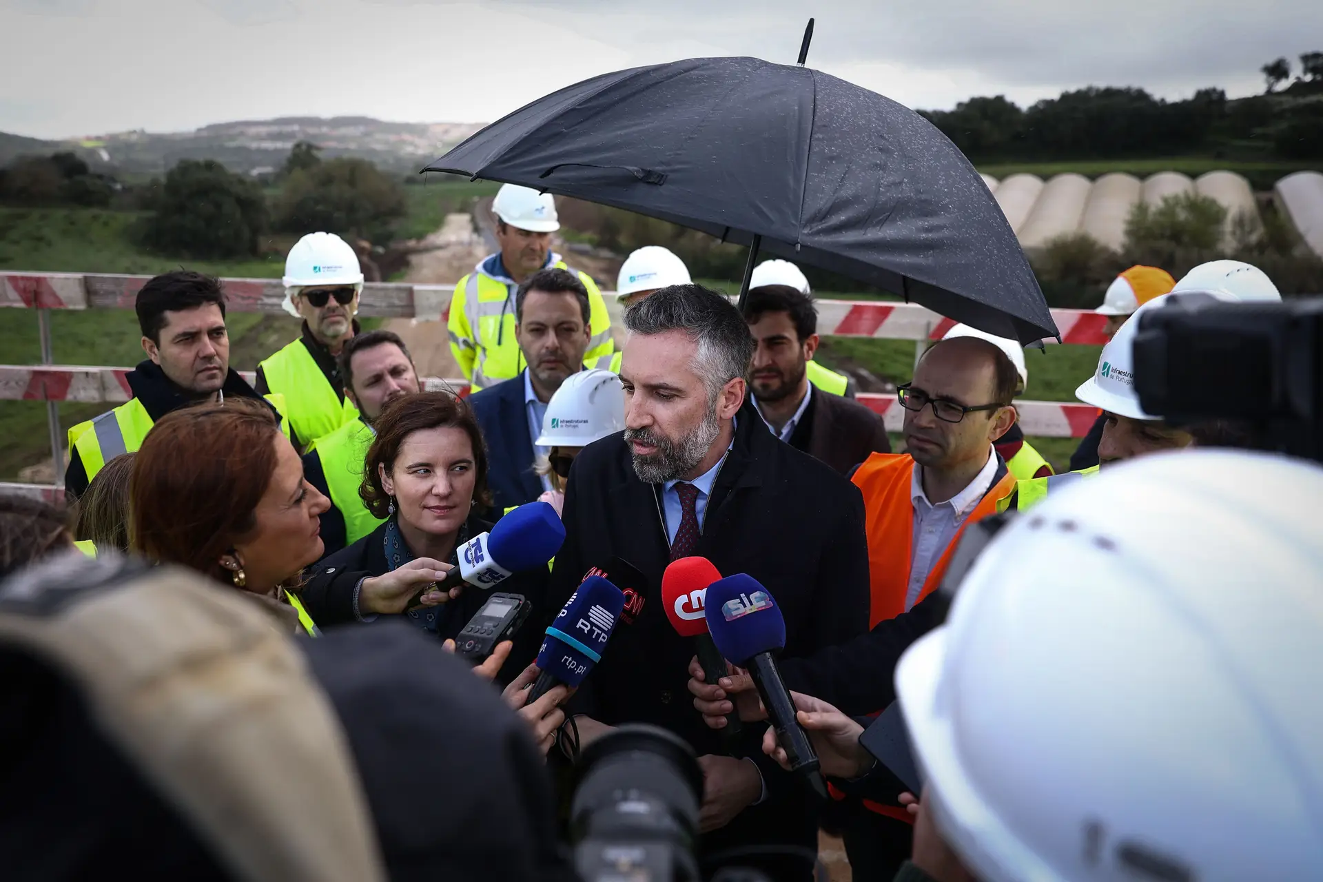 Pedro Nuno Santos durante uma visita às obras da Linha do Oeste, no troço entre Meleças e Torres Vedras