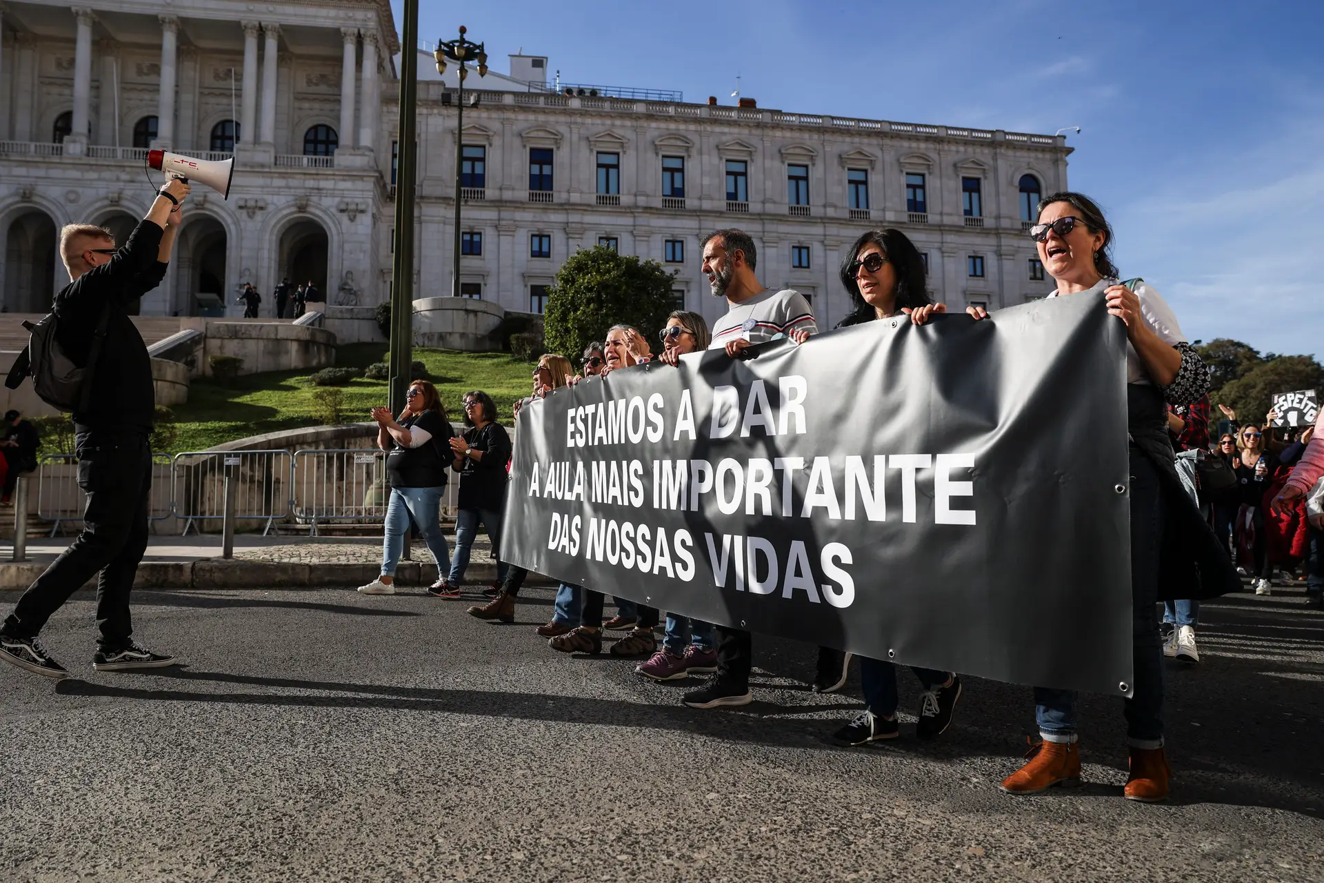 Professores manifestam-se durante a Marcha pela Educação em defesa da escola pública, frente à Assembleia da República em Lisboa