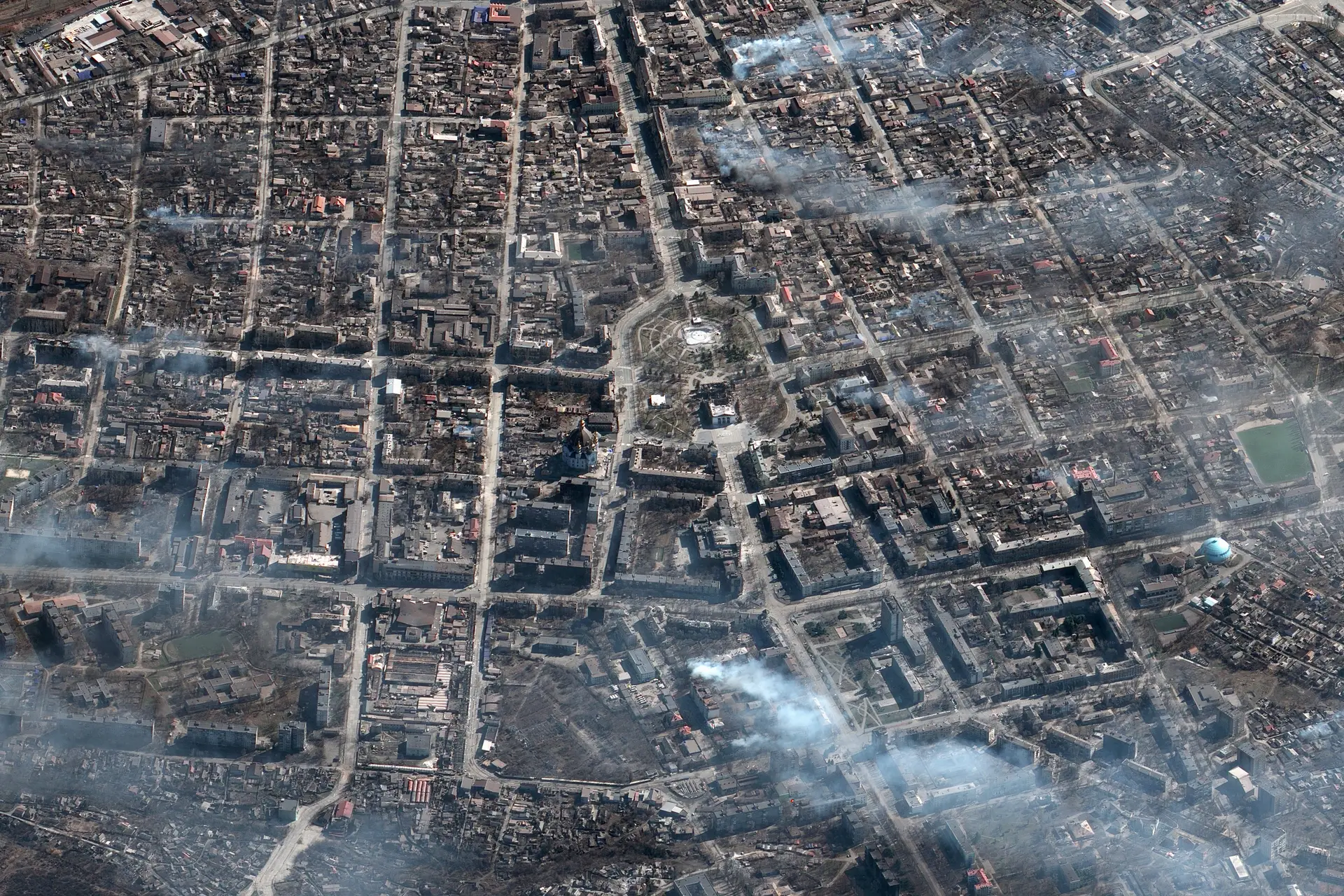 Uma imagem do teatro de Mariupol (ao centro), destruído por um bombardeamento russo. Pelo menos 600 pessoas estavam refugiadas no teatro