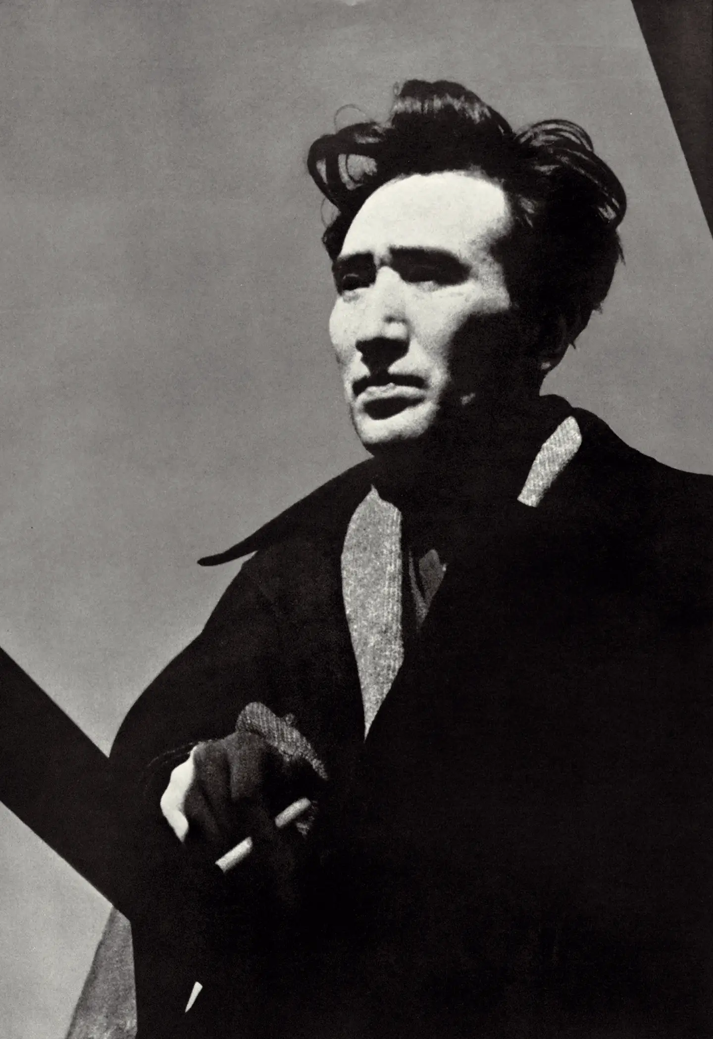 Osamu Dazai (1909-1948), segundo o estudioso de literatura japonesa Donald Keene, usa uma máscara para se fingir igual aos outros